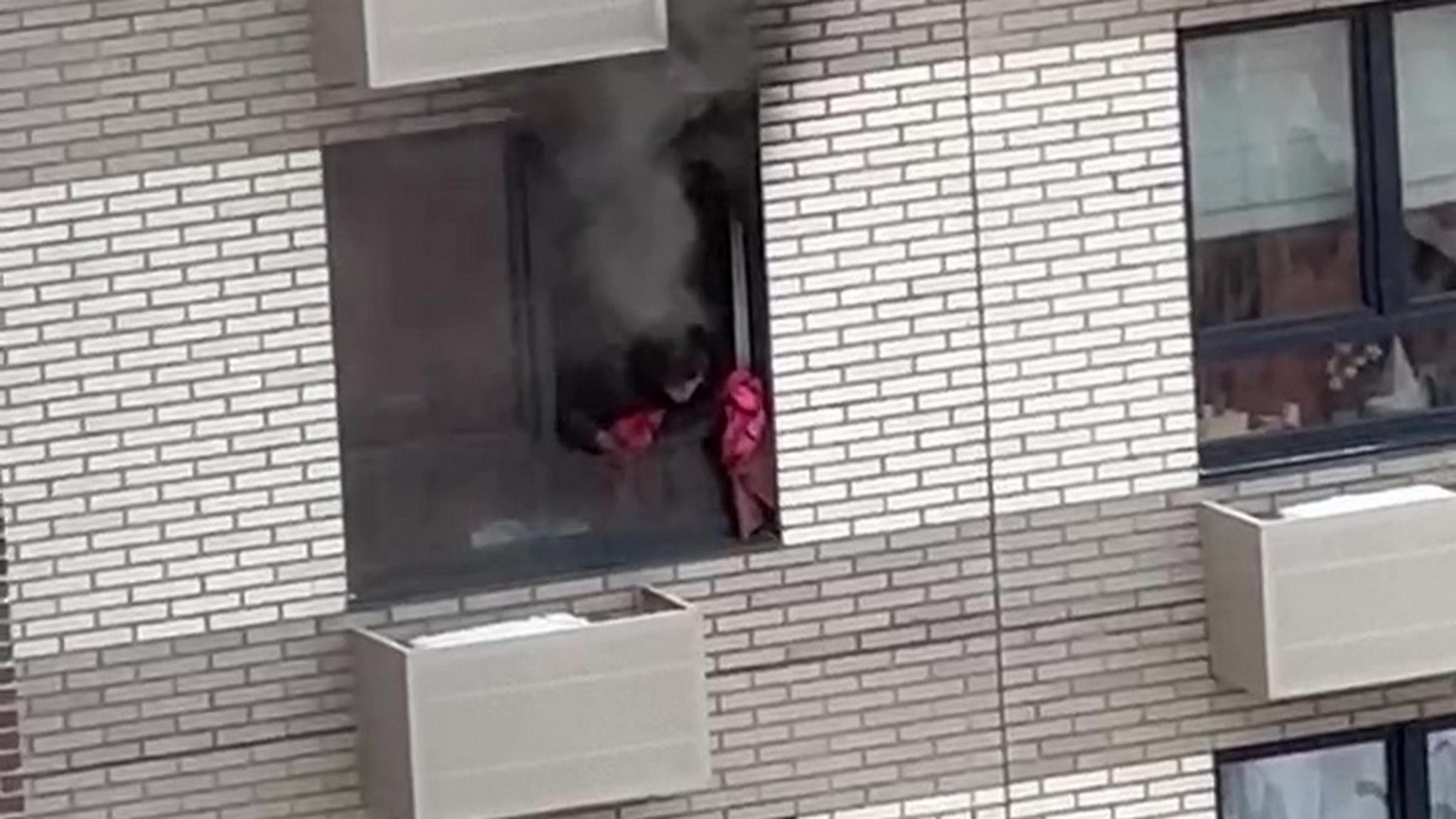 Пожар в высотке на юго-востоке Москвы сняли на видео
