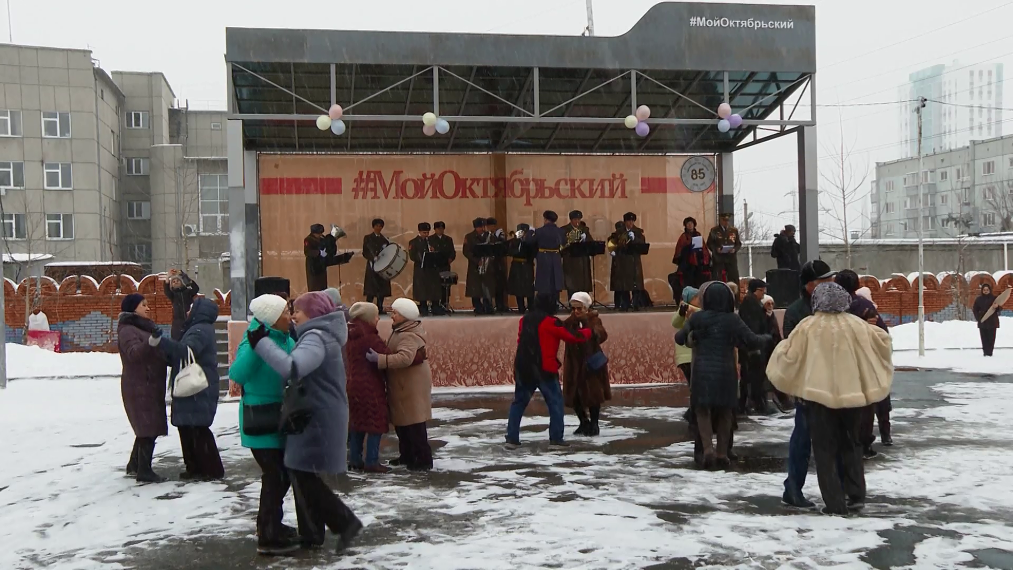 В преддверии главного весеннего праздника красноярцы устроили танцы под открытым небом