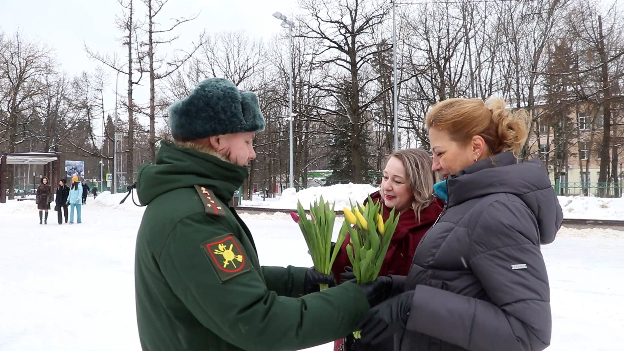 В Подмосковье военные поздравили женщин с 8 марта музыкой и цветами