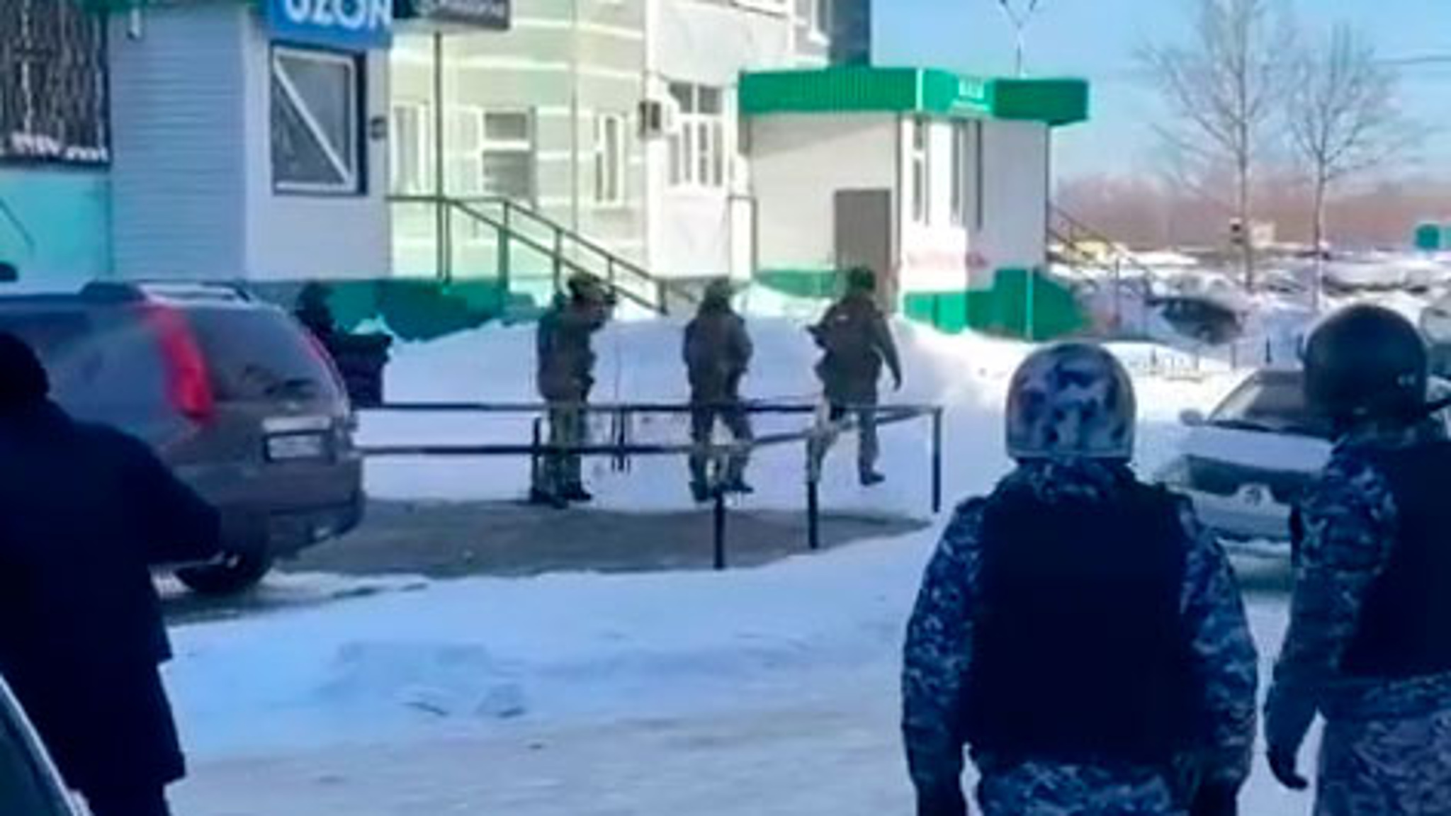 Мужчина удерживает ребенка в квартире в Нижневартовске