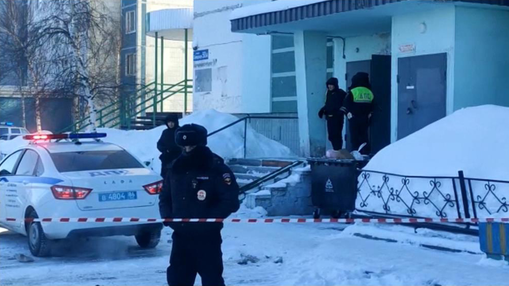 Житель Нижневартовска забаррикадировался с ребенком в квартире