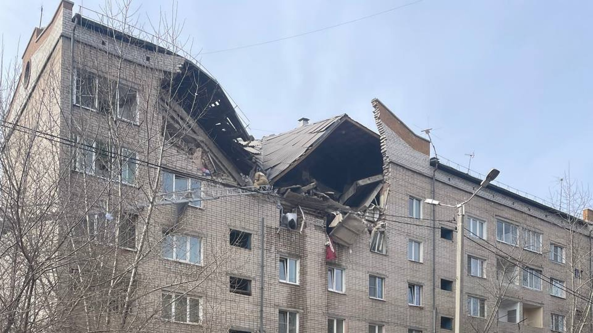 Поврежденную взрывом газа пятиэтажку в Чите сняли на видео