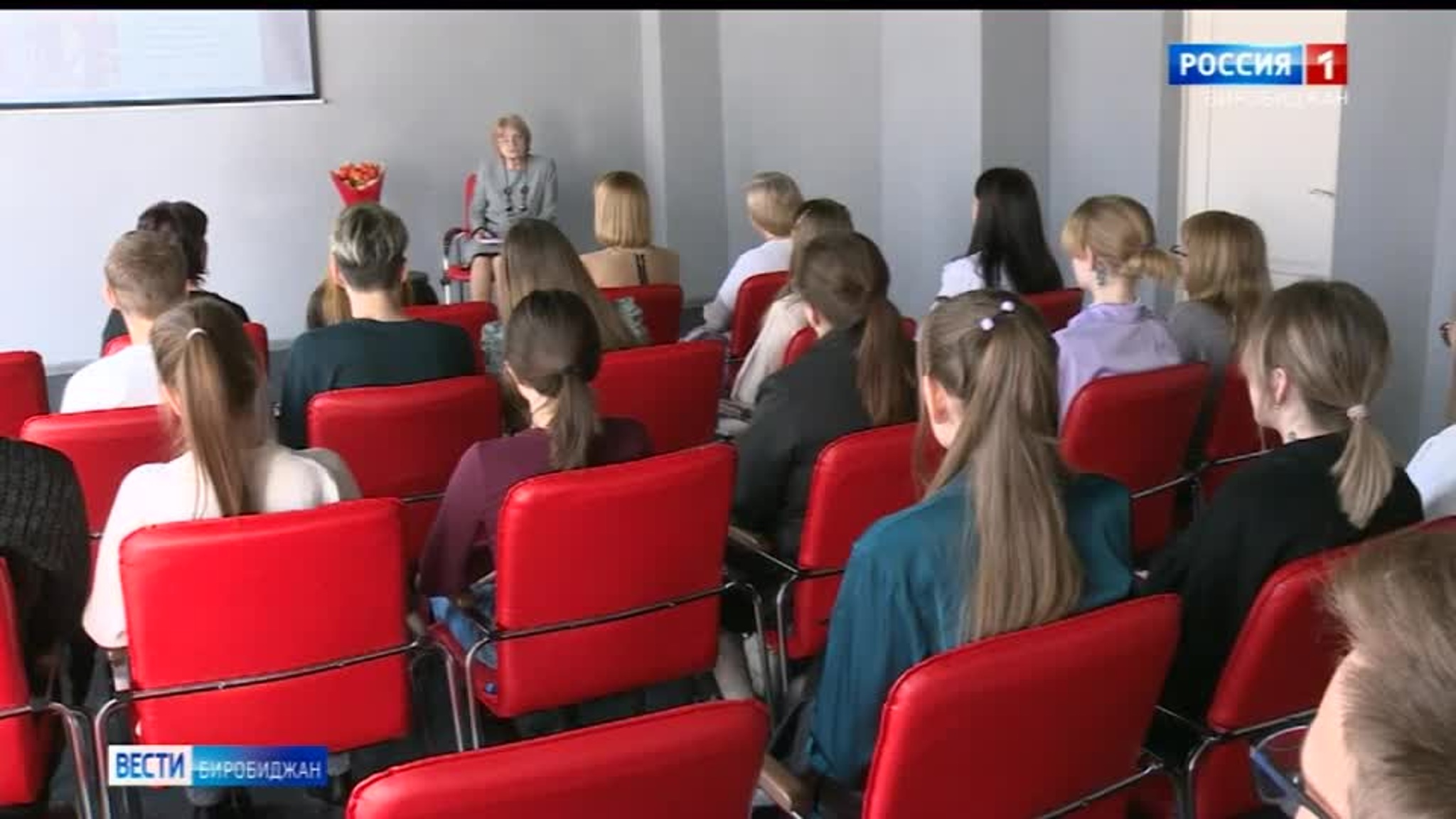 Сборник своих стихов Лидия Капуцына презентовала биробиджанским студентам
