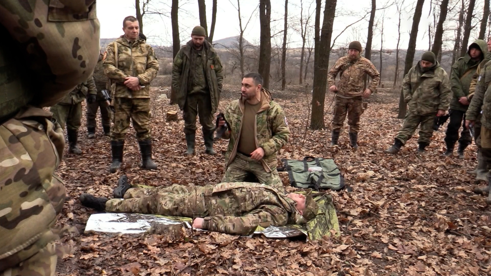 Фронтовые медики обучают военных оказанию первой помощи