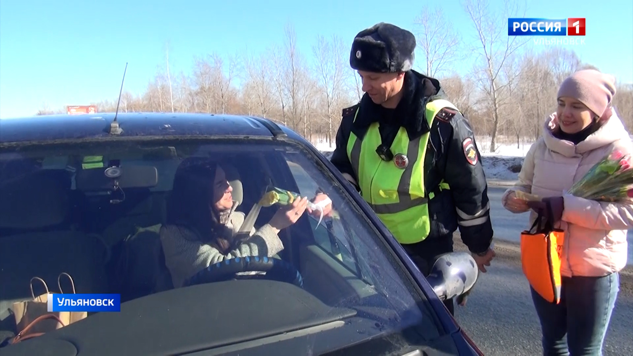 Сотрудники ГИБДД провели традиционную акцию "Цветы для автоледи"