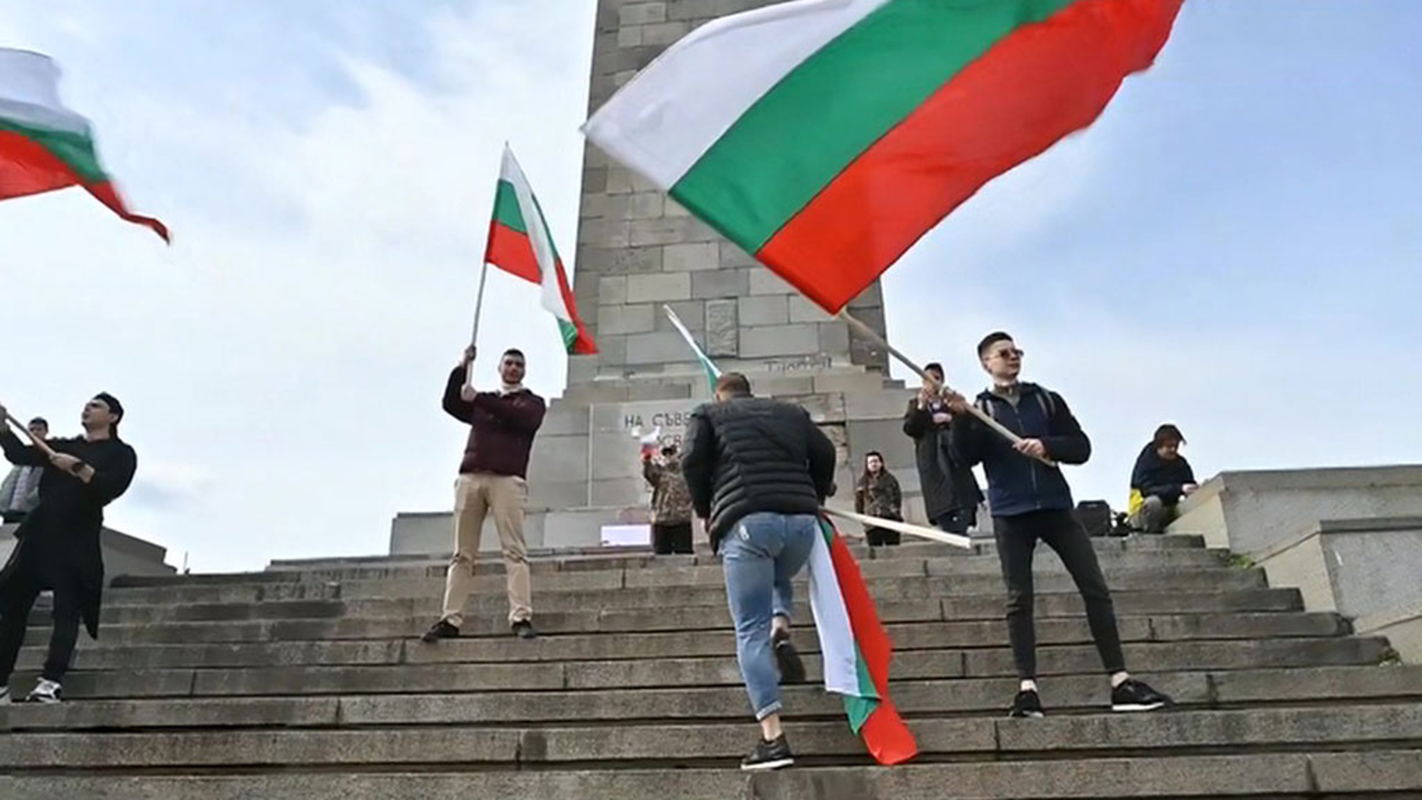 Жители Софии решили защитить советский памятник от чиновников