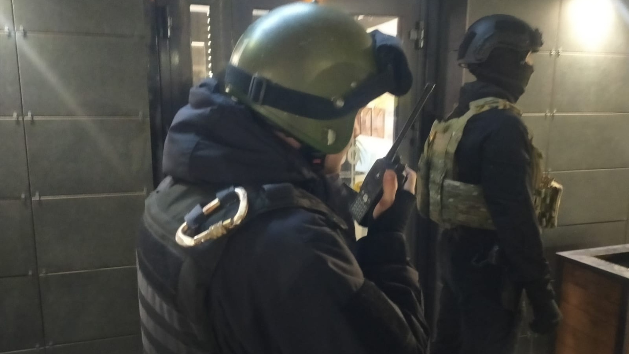 В Тюмени вооруженный ножом посетитель магазина захватил заложника