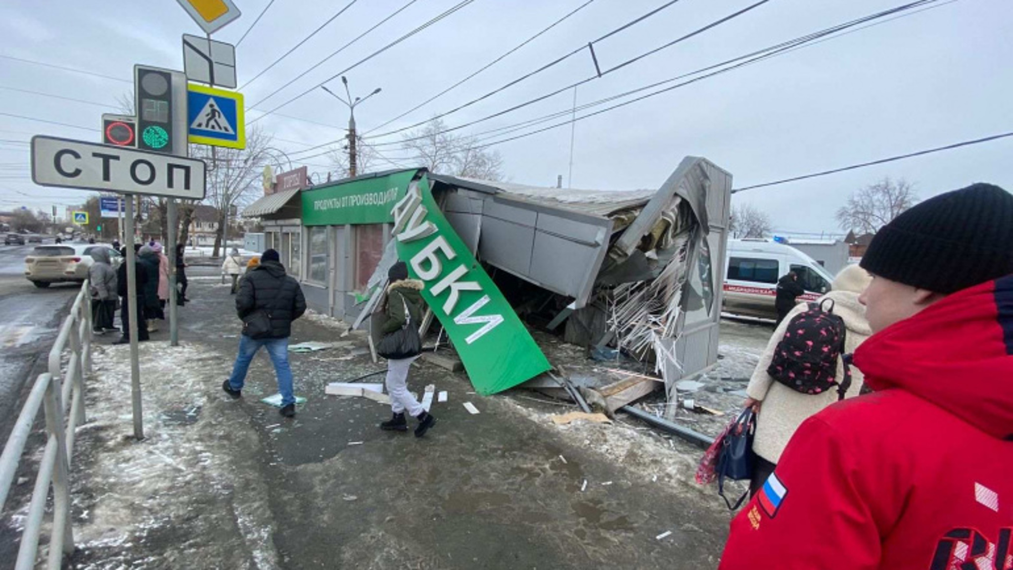 После тарана торгового павильона пострадала продавщица
