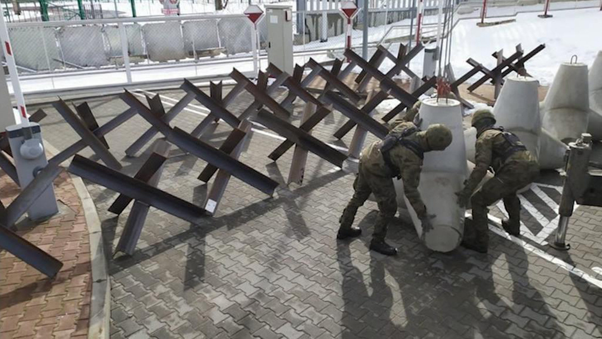 На белорусско-польской границе ставят противотанковые ежи