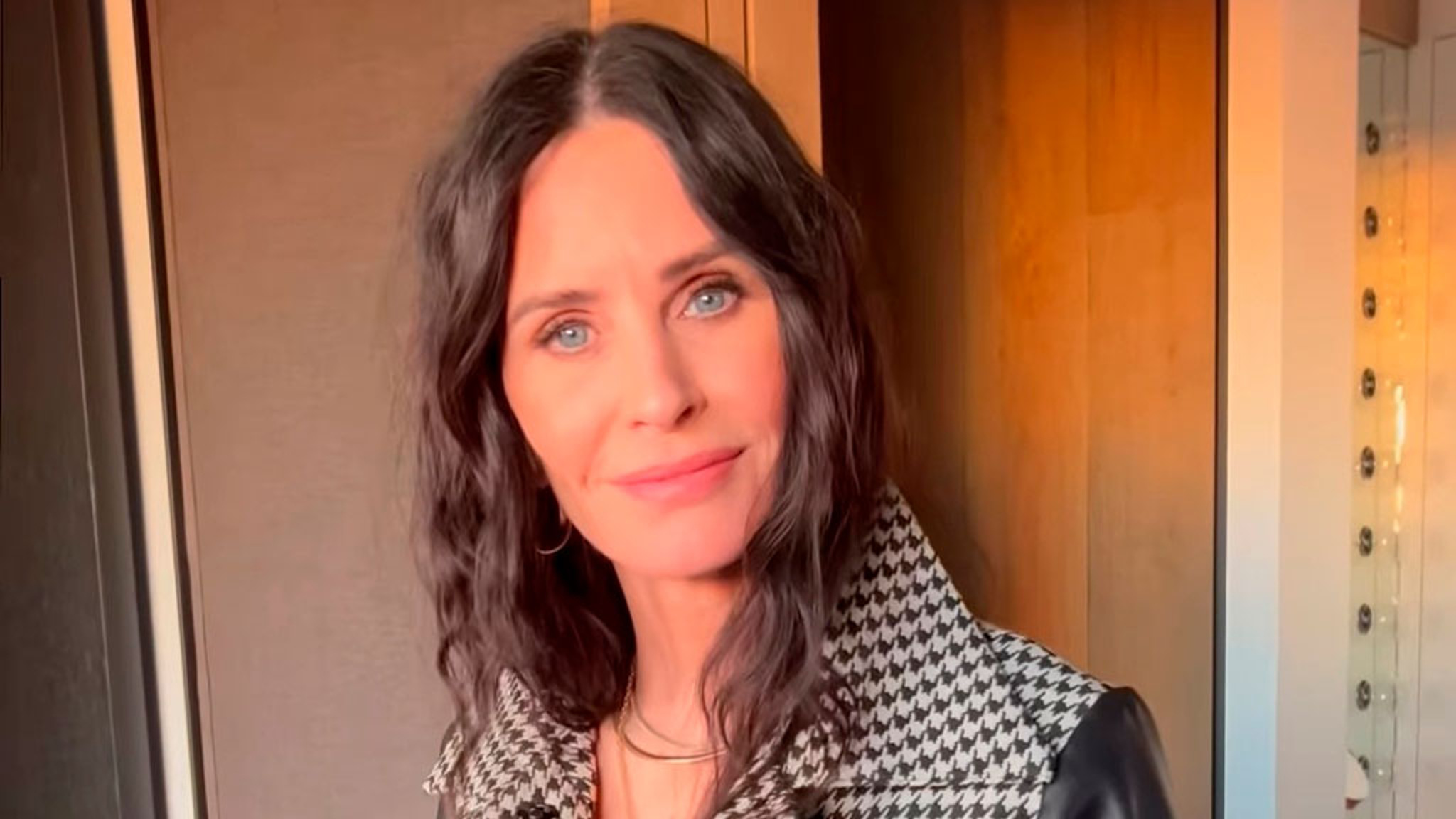 Кортни Кокс жалеет, что испортила лицо уколами красоты