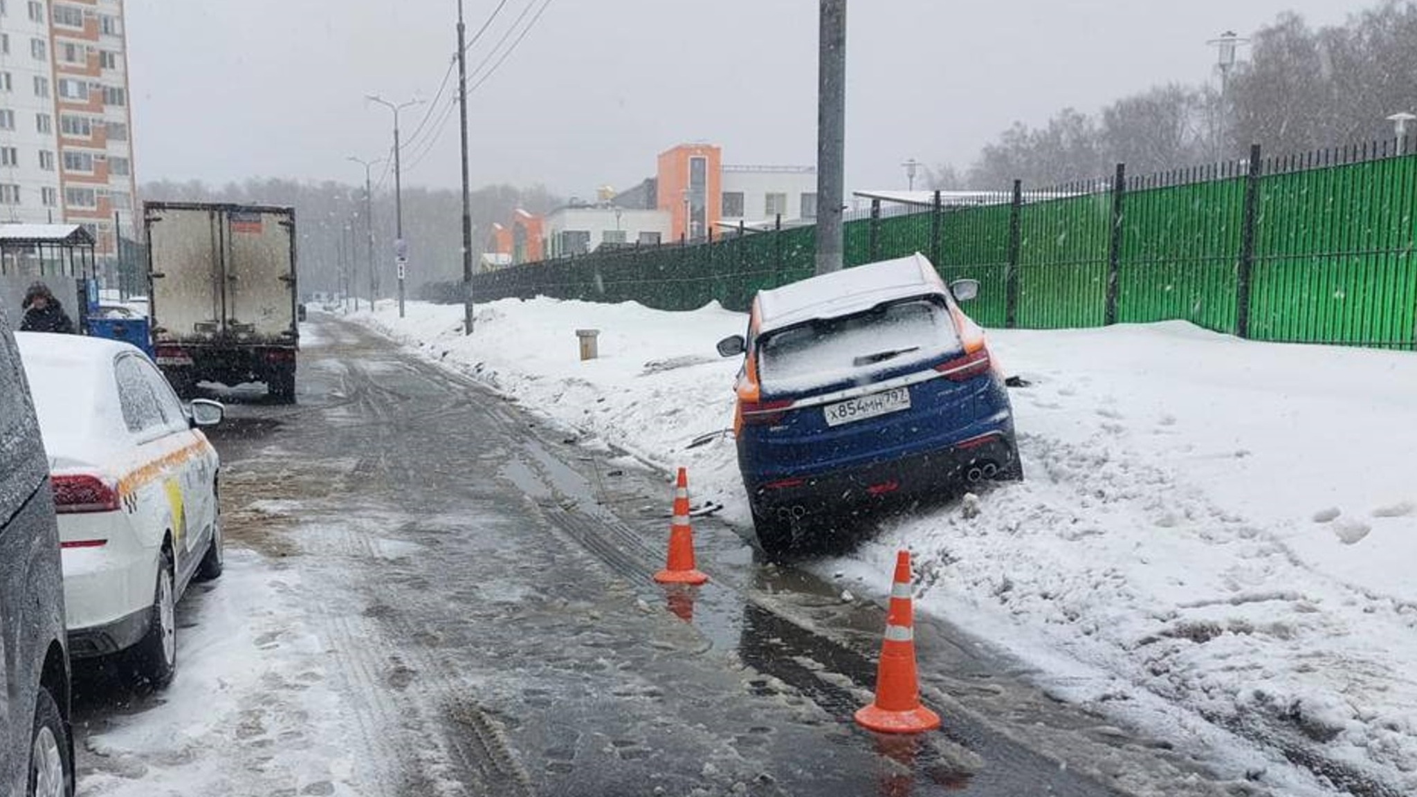 В Москве подростки на прокатной машине влетели в столб, есть пострадавшие