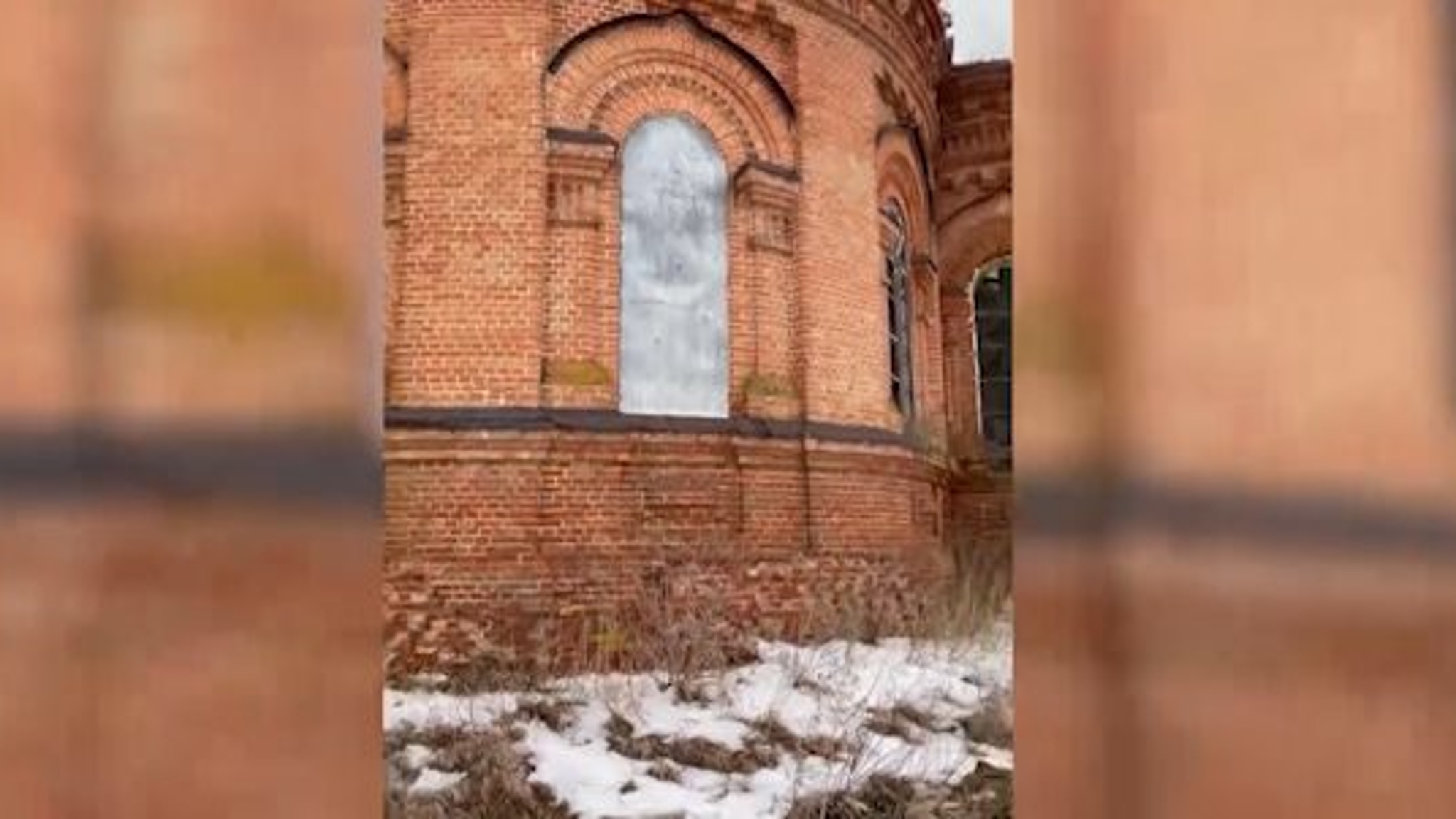 На окне полуразрушенного храма под Саратовом проявилась икона