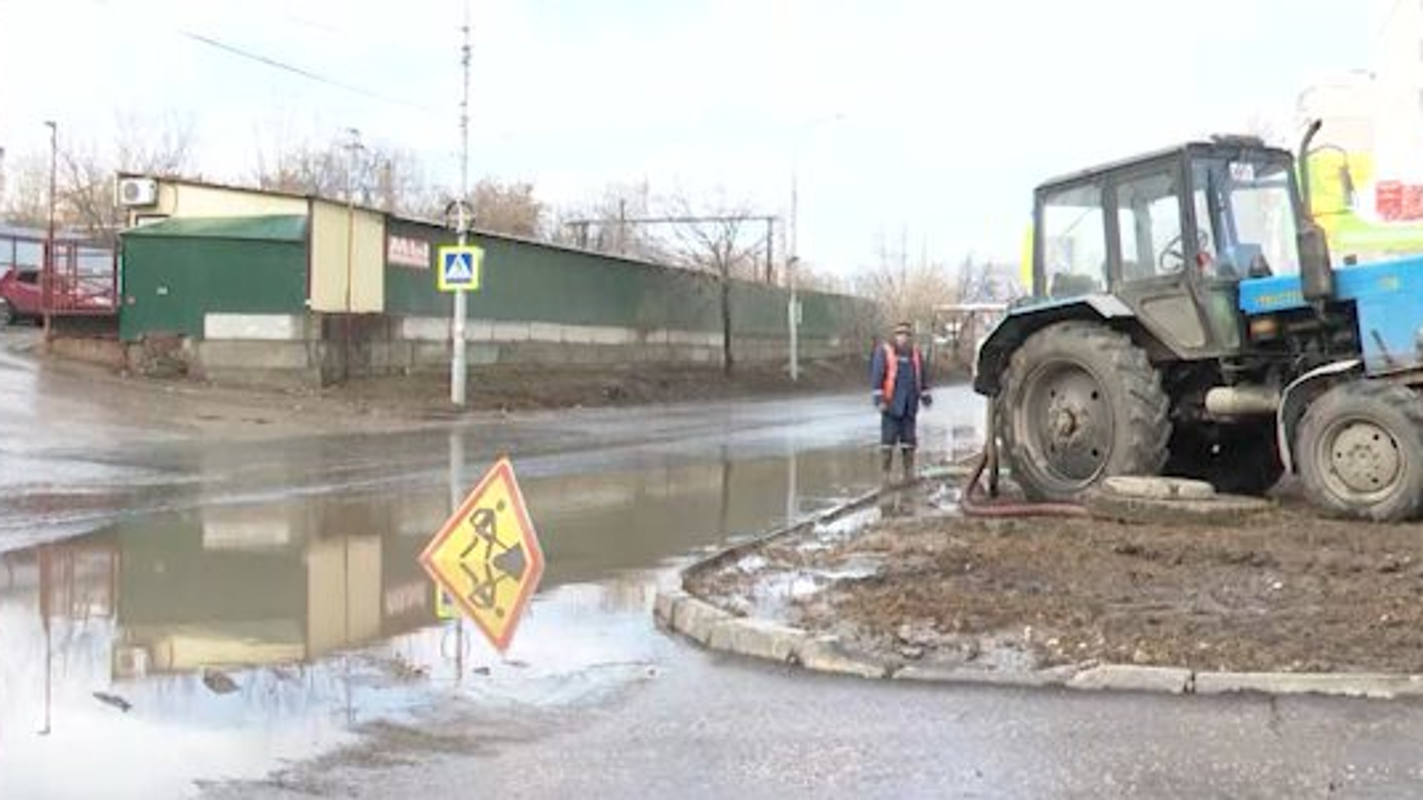 Весенний потоп в Саратове: коммунальщики откачивают воду на улице Антонова