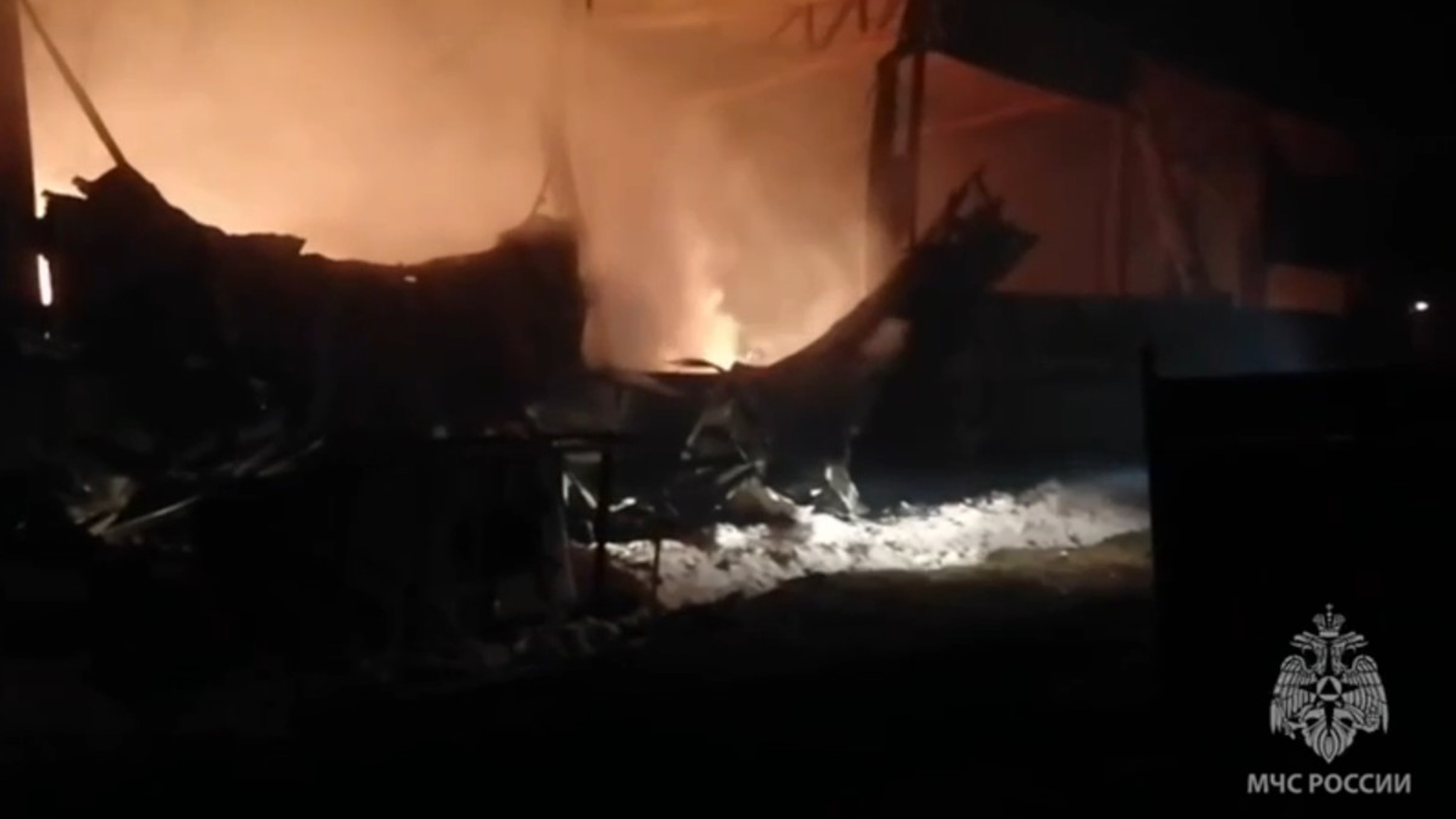 МЧС показало кадры тушения крупного пожара в Тавде