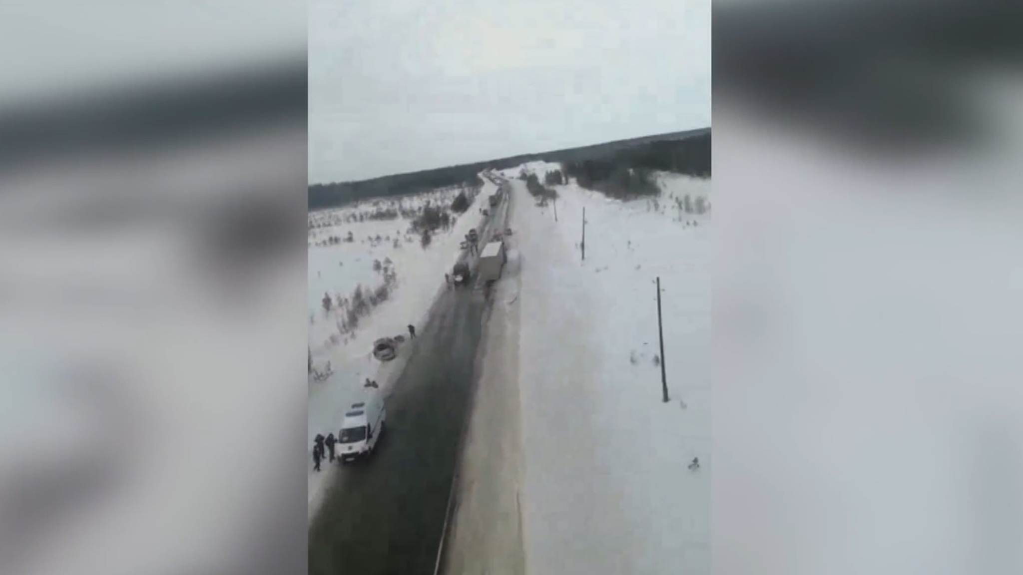 Вертолет с медиками приземлился на трассу Сургут-Ноябрьск
