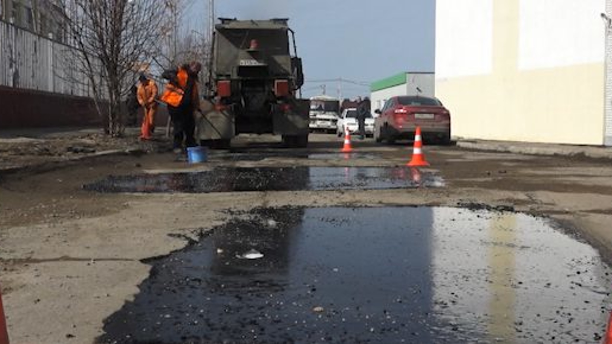 Масштабные работы по ямочному ремонту дорог проводят в Саратове