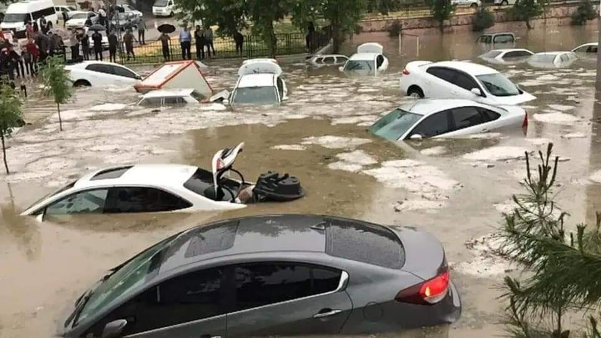 Мощные сели накрыли города на юго-востоке Турции