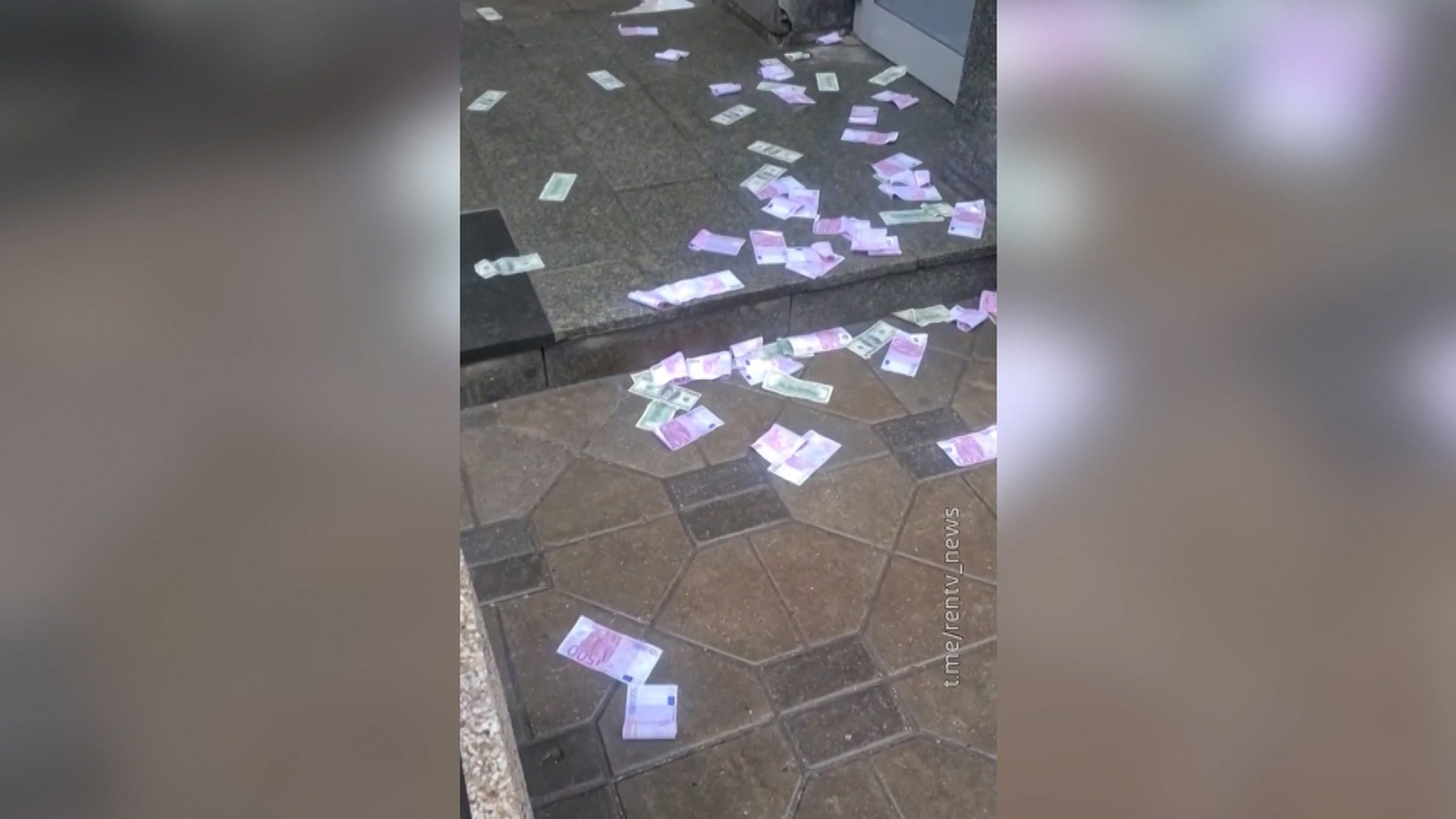 Москвичи стали свидетелями денежного дождя