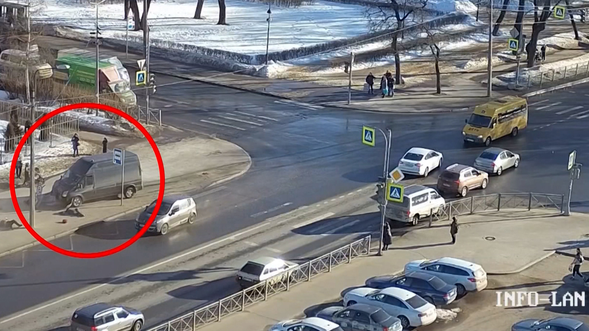 Под Петербургом микроавтобус влетел в толпу пешеходов