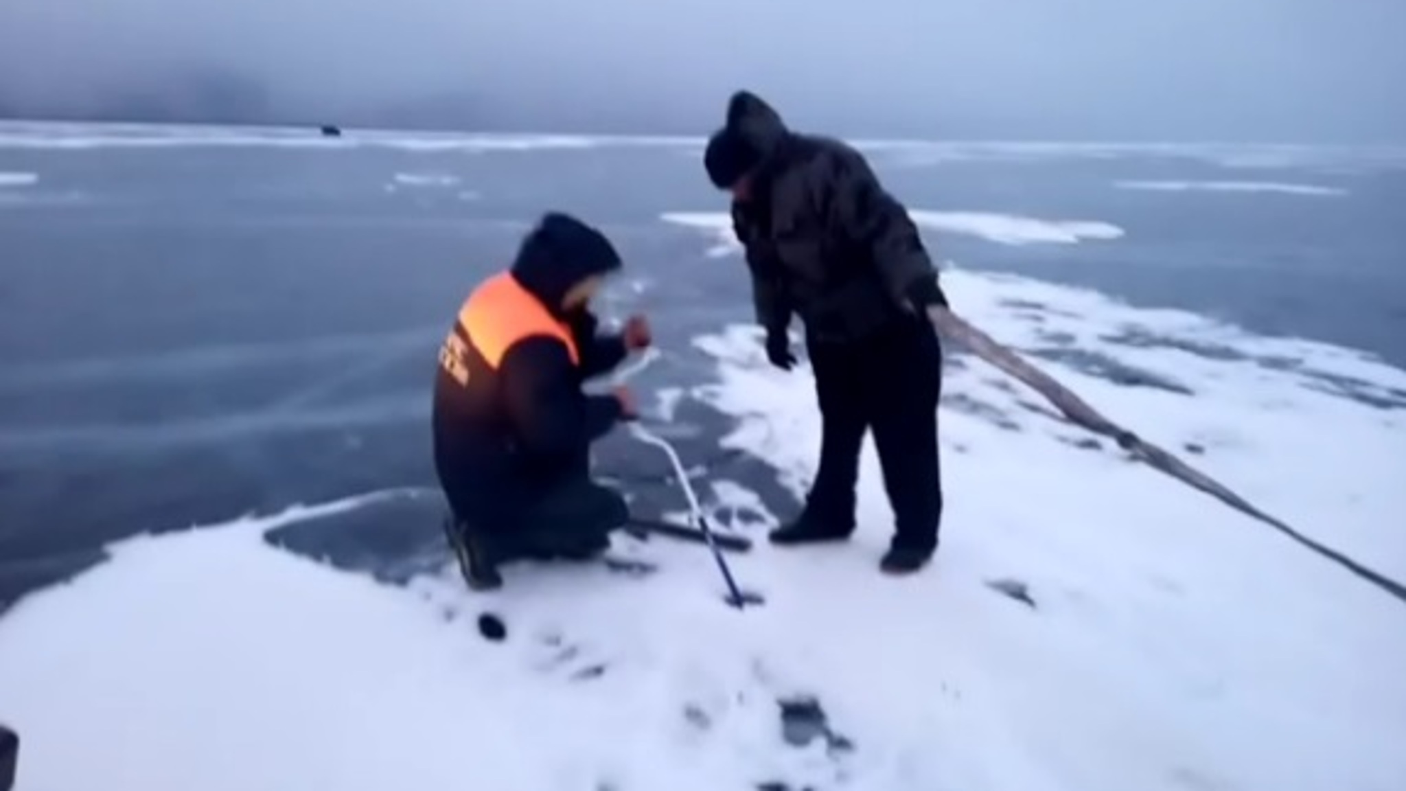 Автолюбителя чуть не унесло ветром с байкальского льда