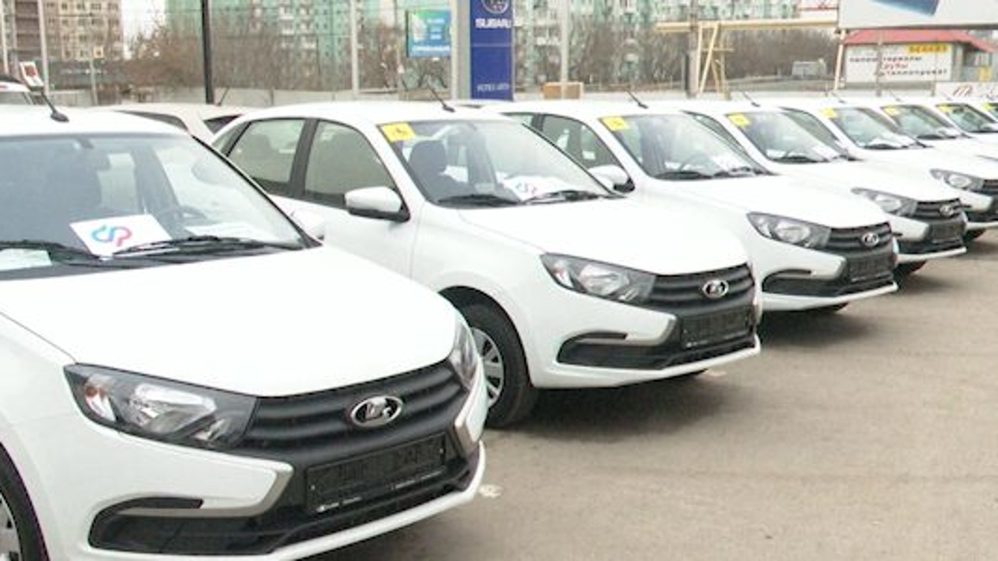Инвалидам, пострадавшим на производстве, вручили ключи от новых автомобилей