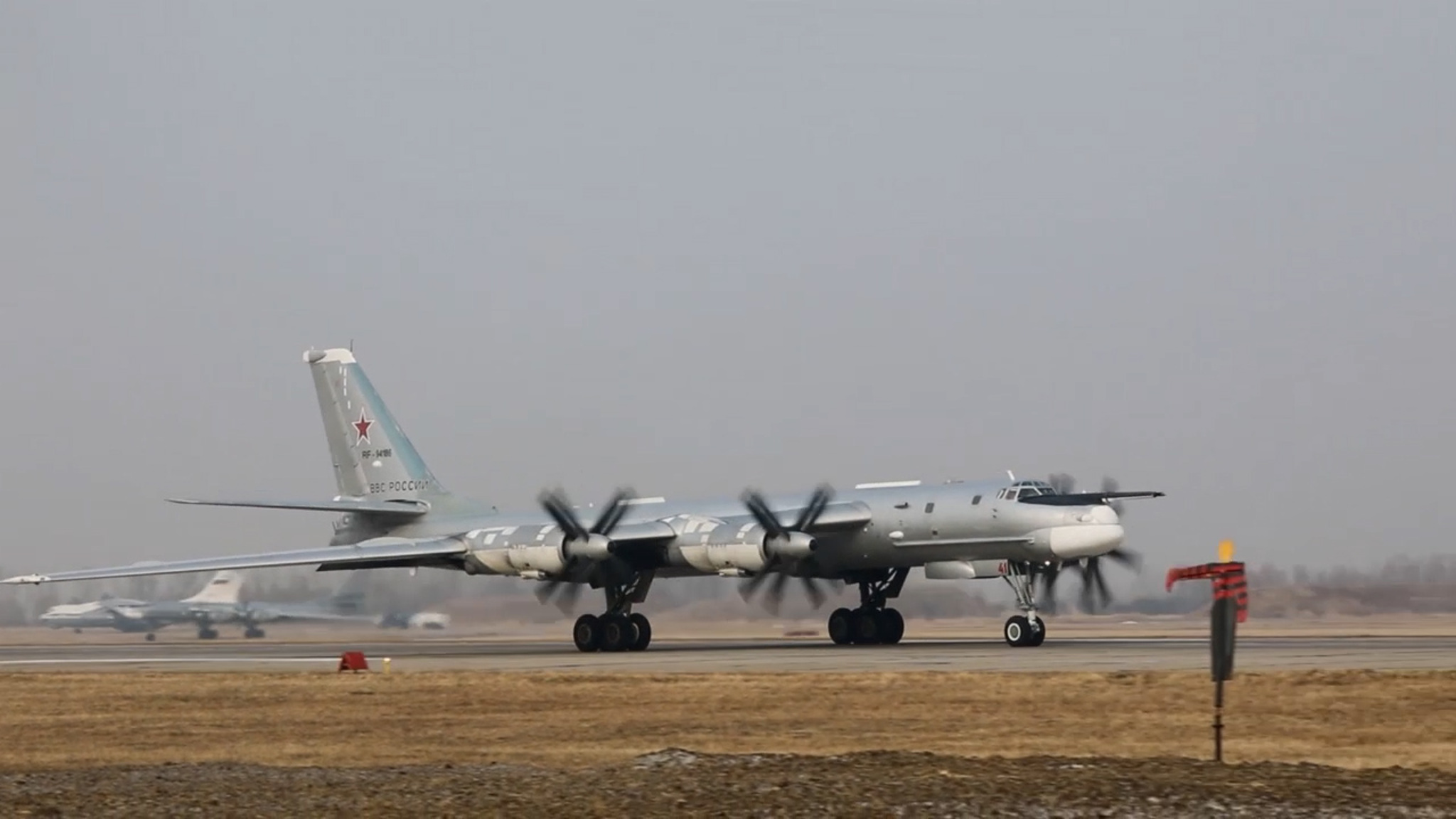 Ту-95МС семь часов патрулировали Японское море