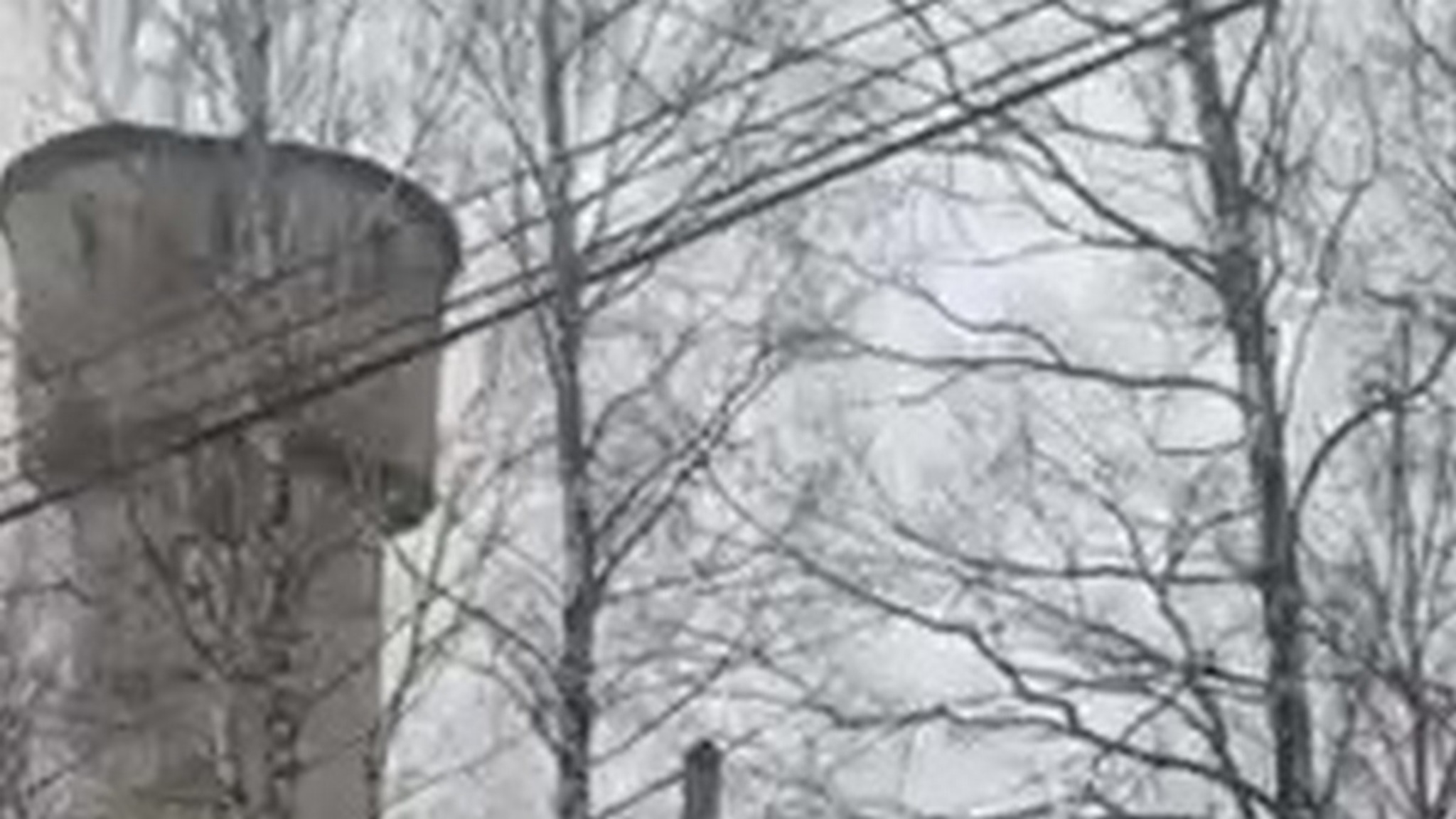 Водонапорная башня во время сноса чуть не придавила рабочих