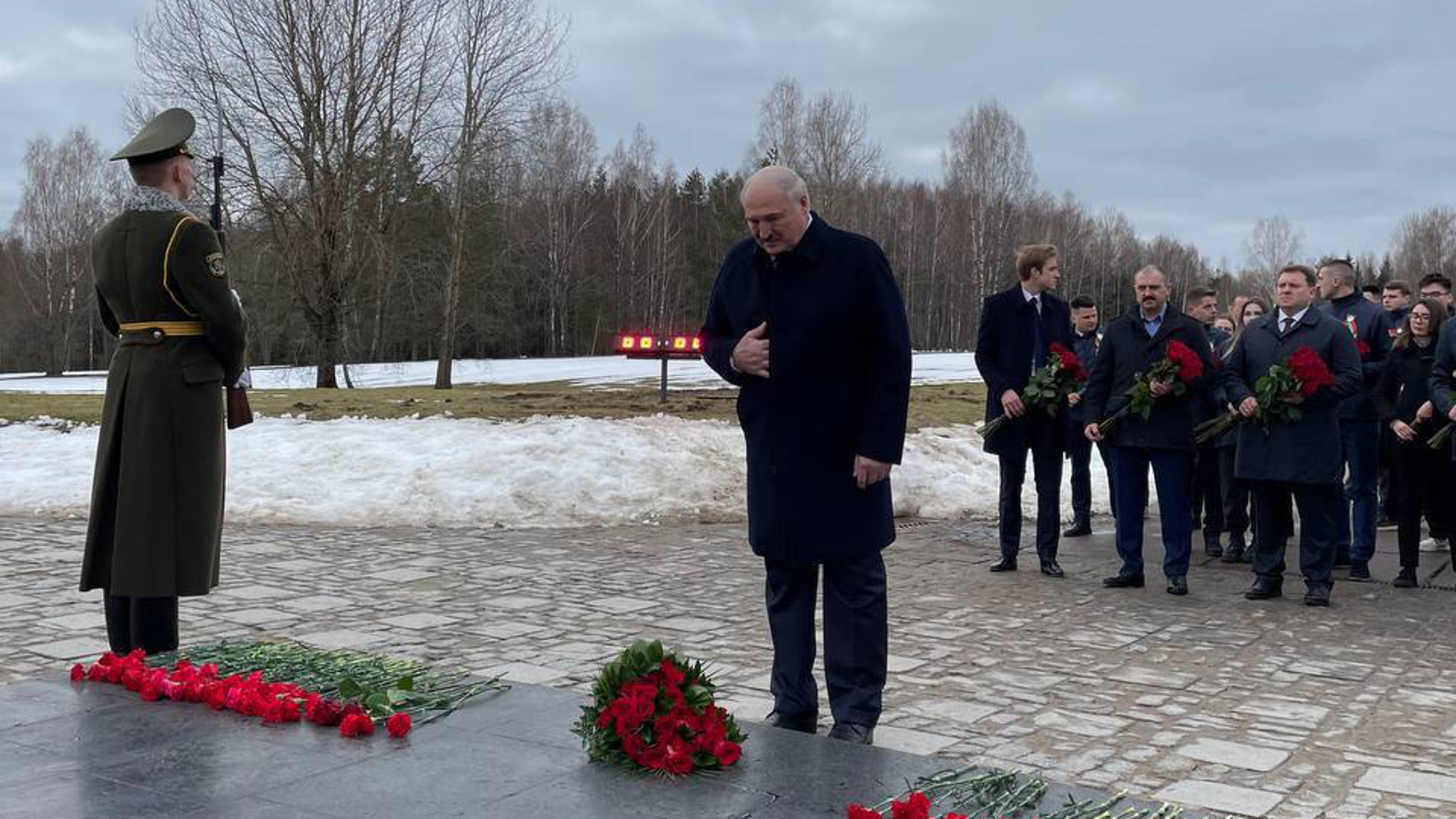 Лукашенко с сыновьями посетил музей в Хатыни