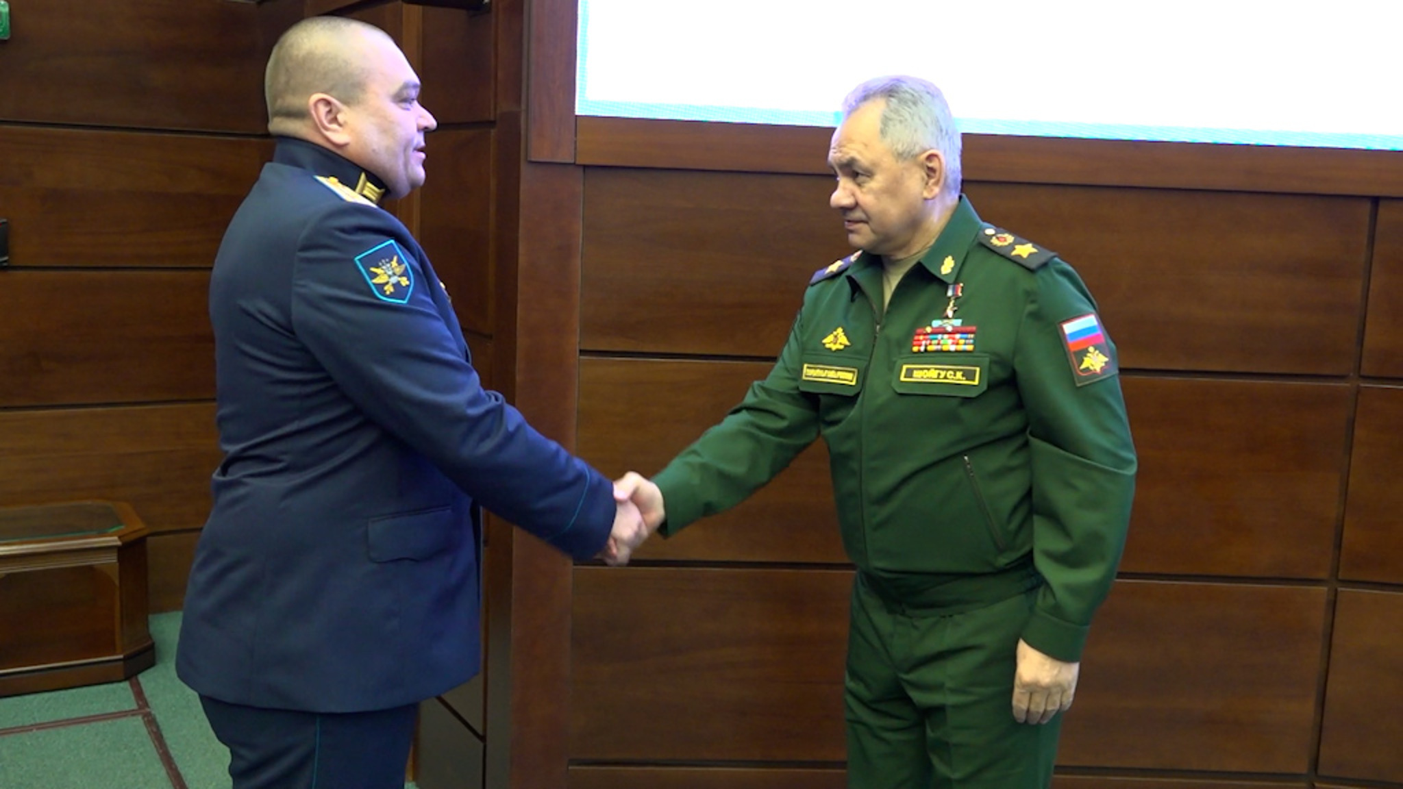 Шойгу наградил летчиков, сопровождавших Reaper над Черным морем