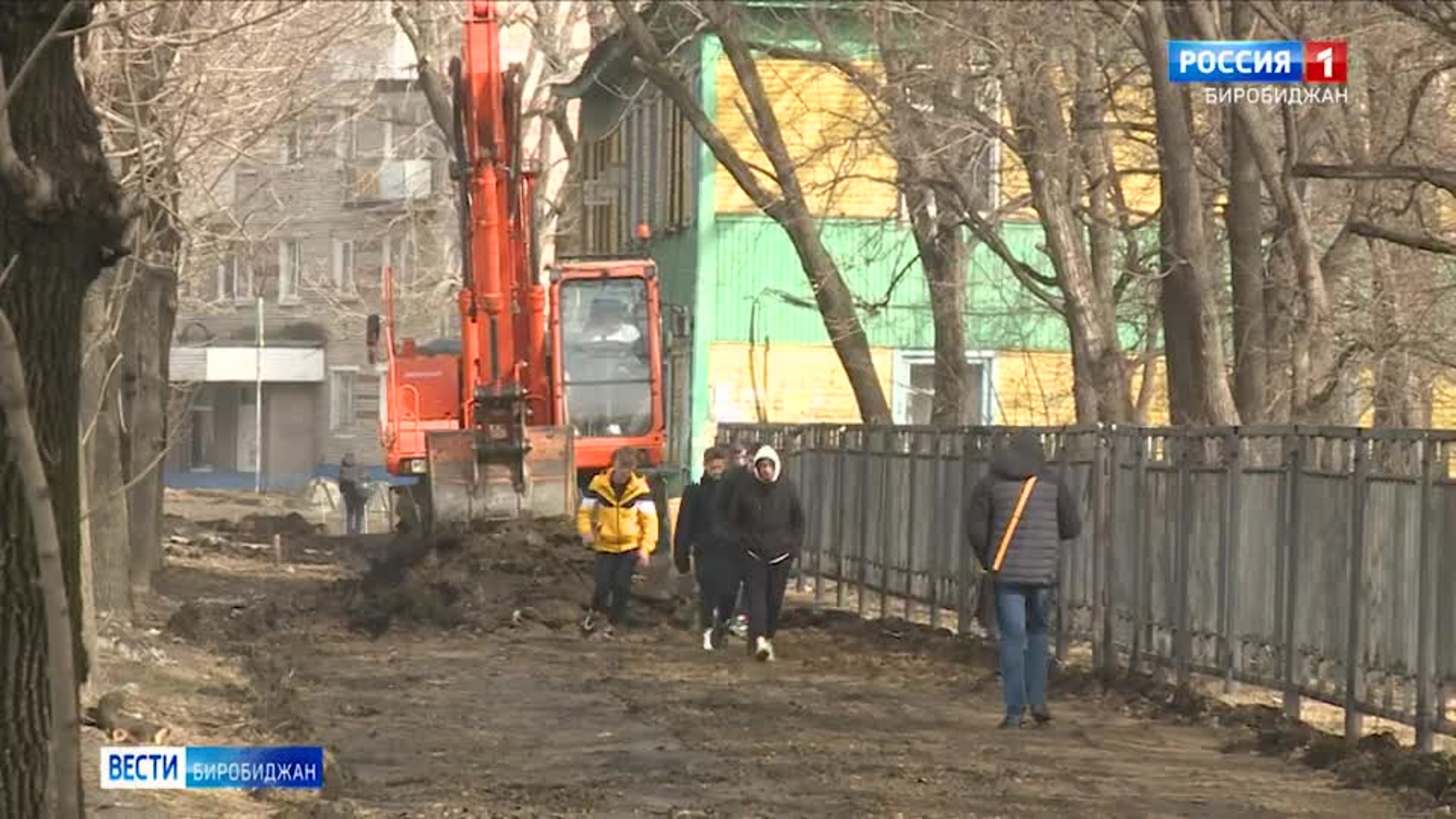 В Биробиджане после зимнего перерыва продолжили обновление тротуаров