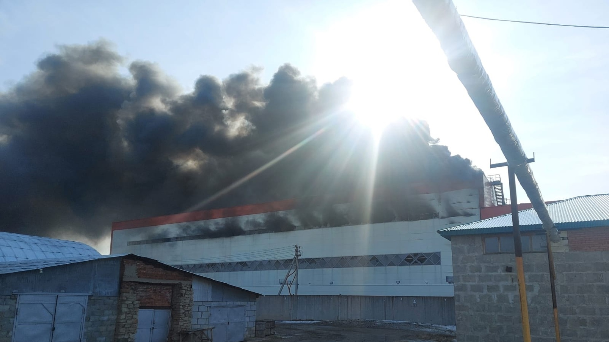 Горящий в Арамиле цех сняли на видео