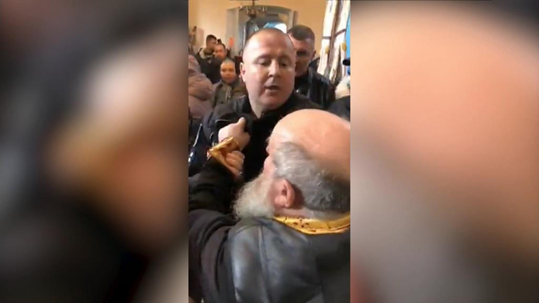 На Украине полиция не дала священнику УПЦ завершить богослужение