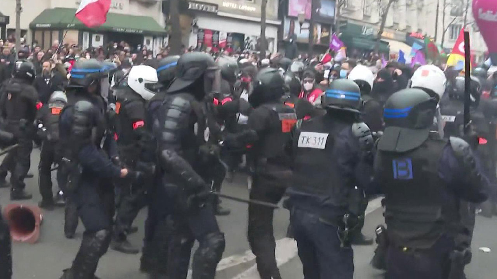 В Париже горят горы мусора