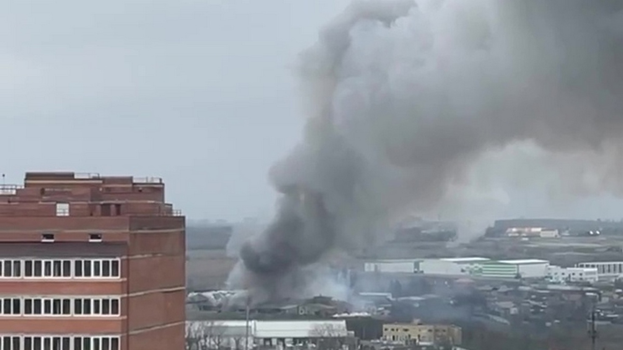 Очевидцы сняли на видео горящие ангары с целлюлозой в Аксае