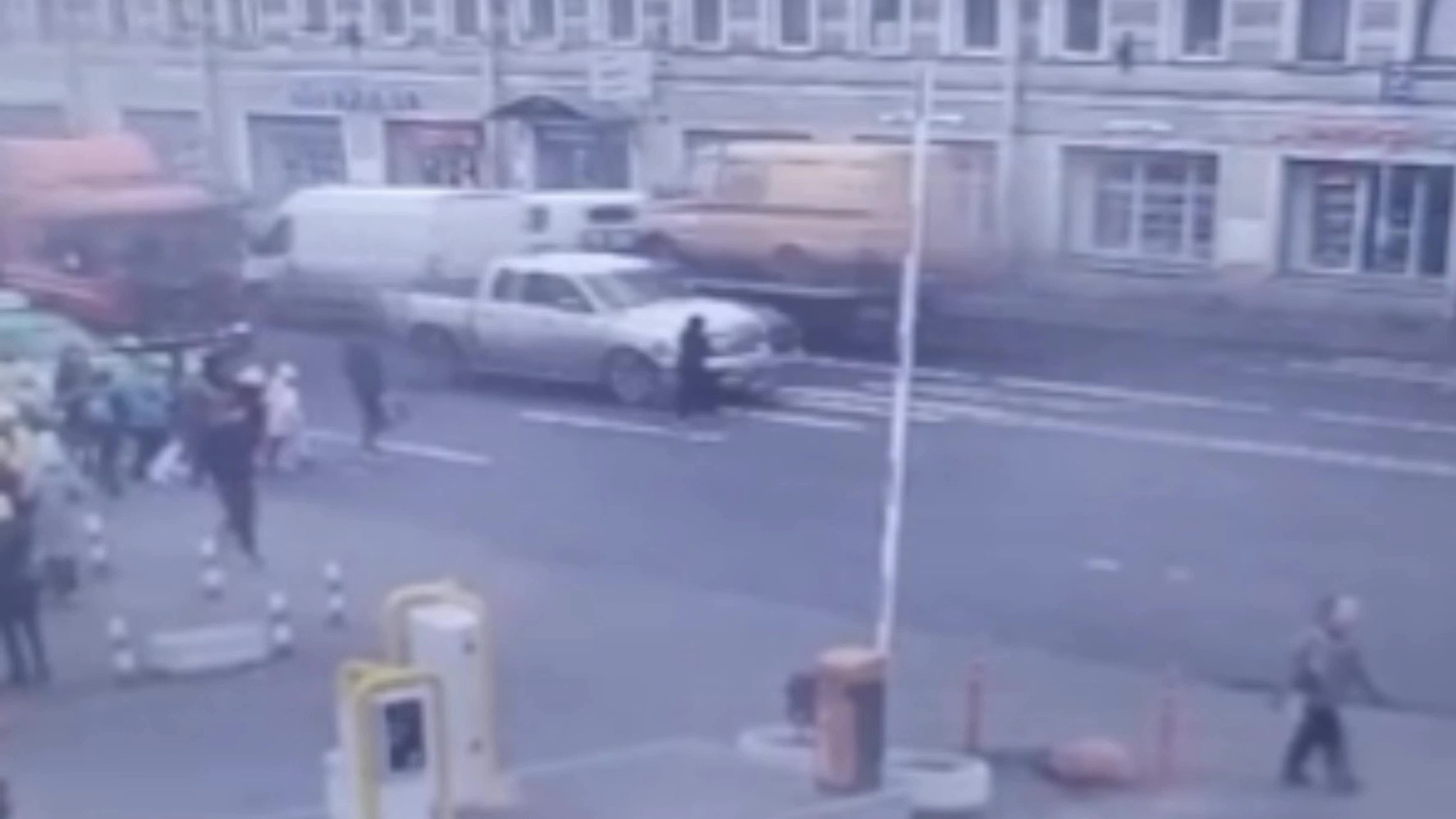 Пикап снес двух школьников на переходе в Петербурге