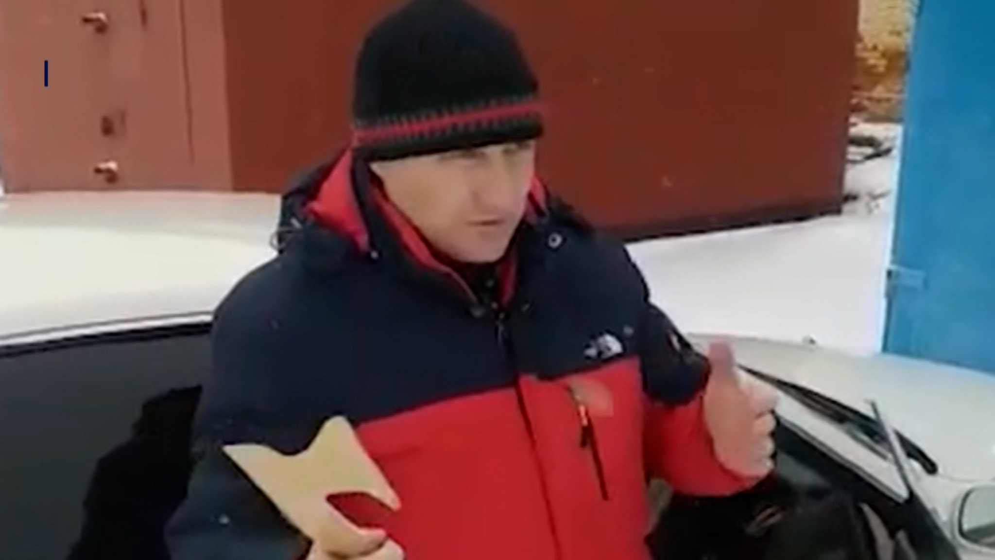В Забайкалье пьяный мэр бросился с топором на полицейских