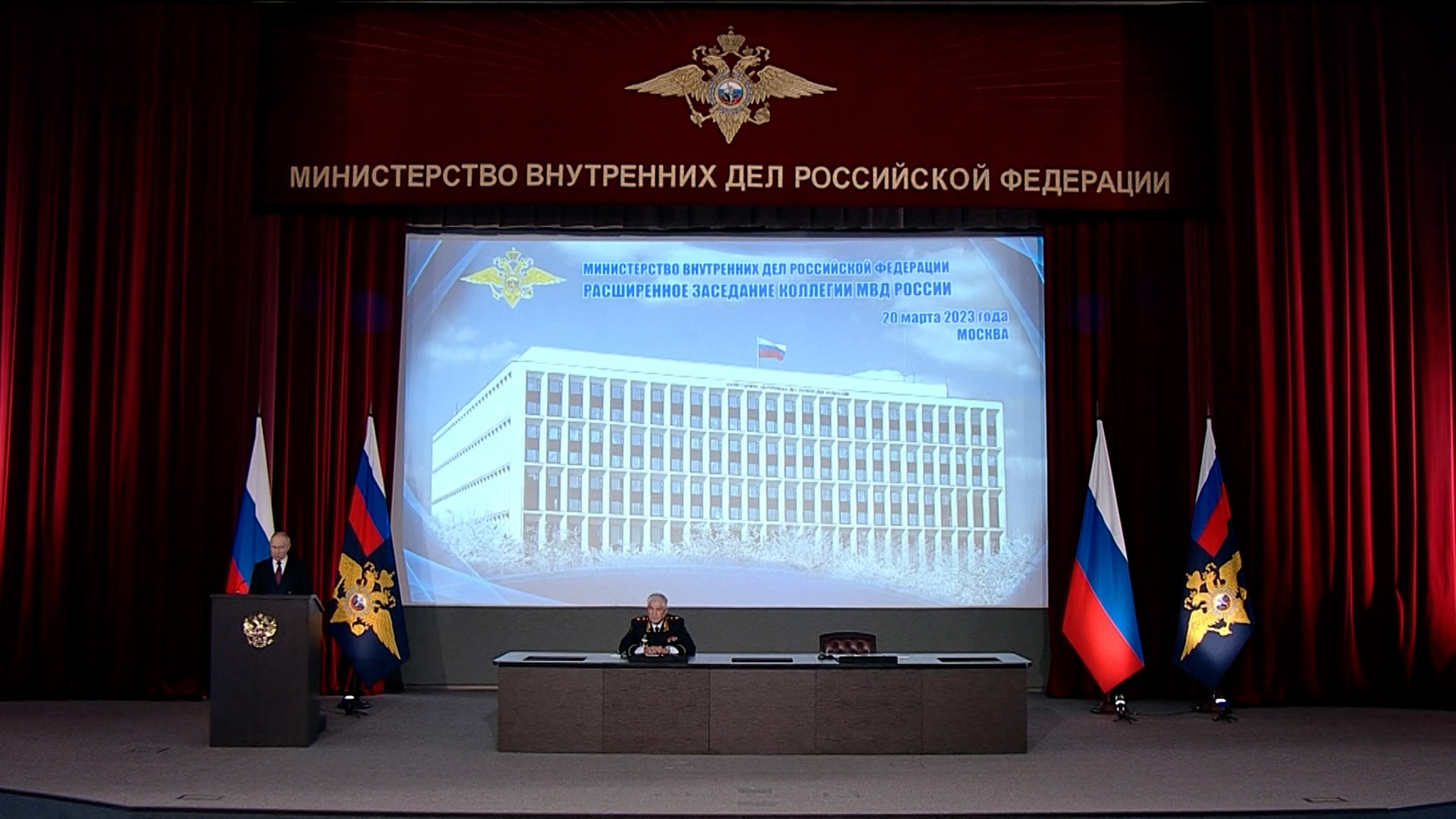 Путин поручил МВД навести порядок с выдачей паспортов в Донбассе