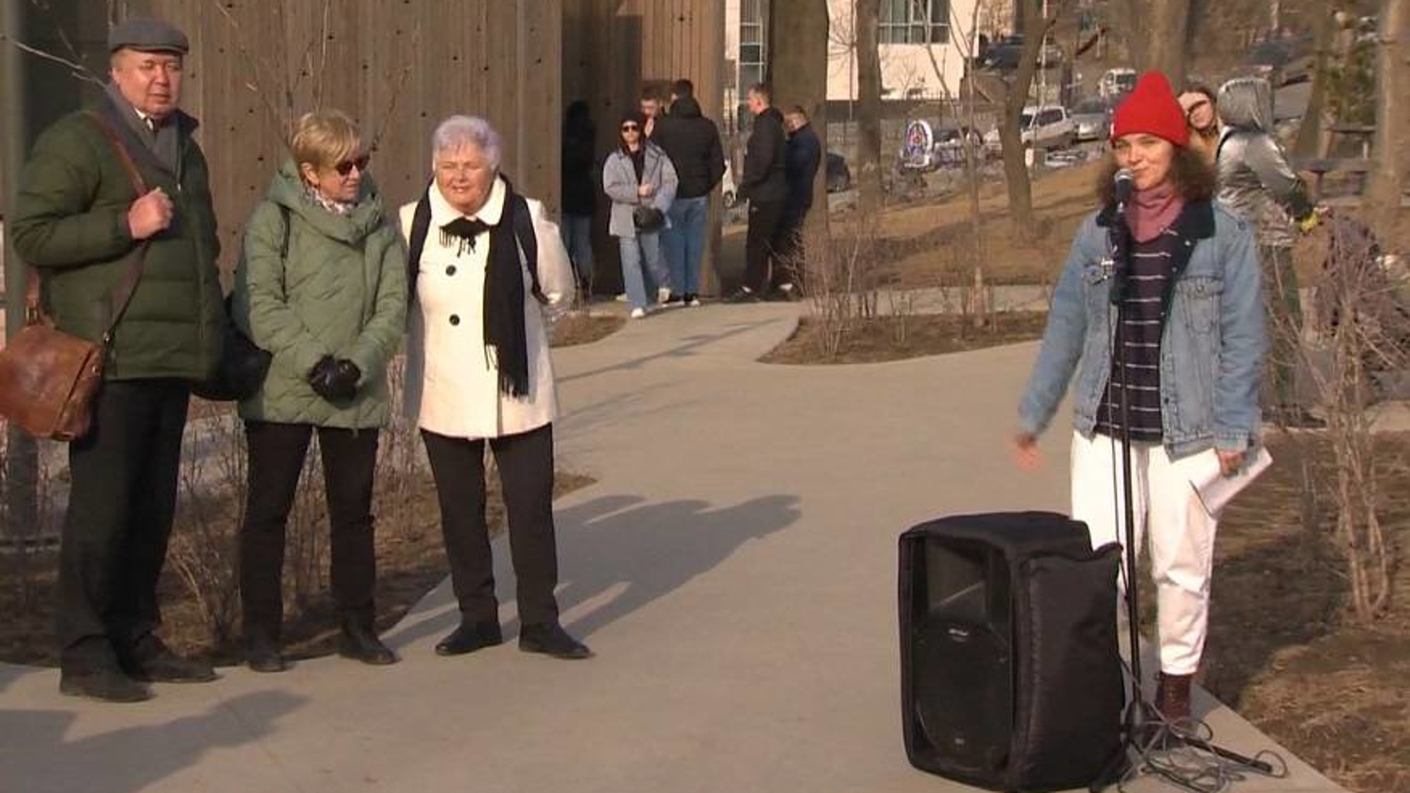 Весну «читают» жители Владивостока