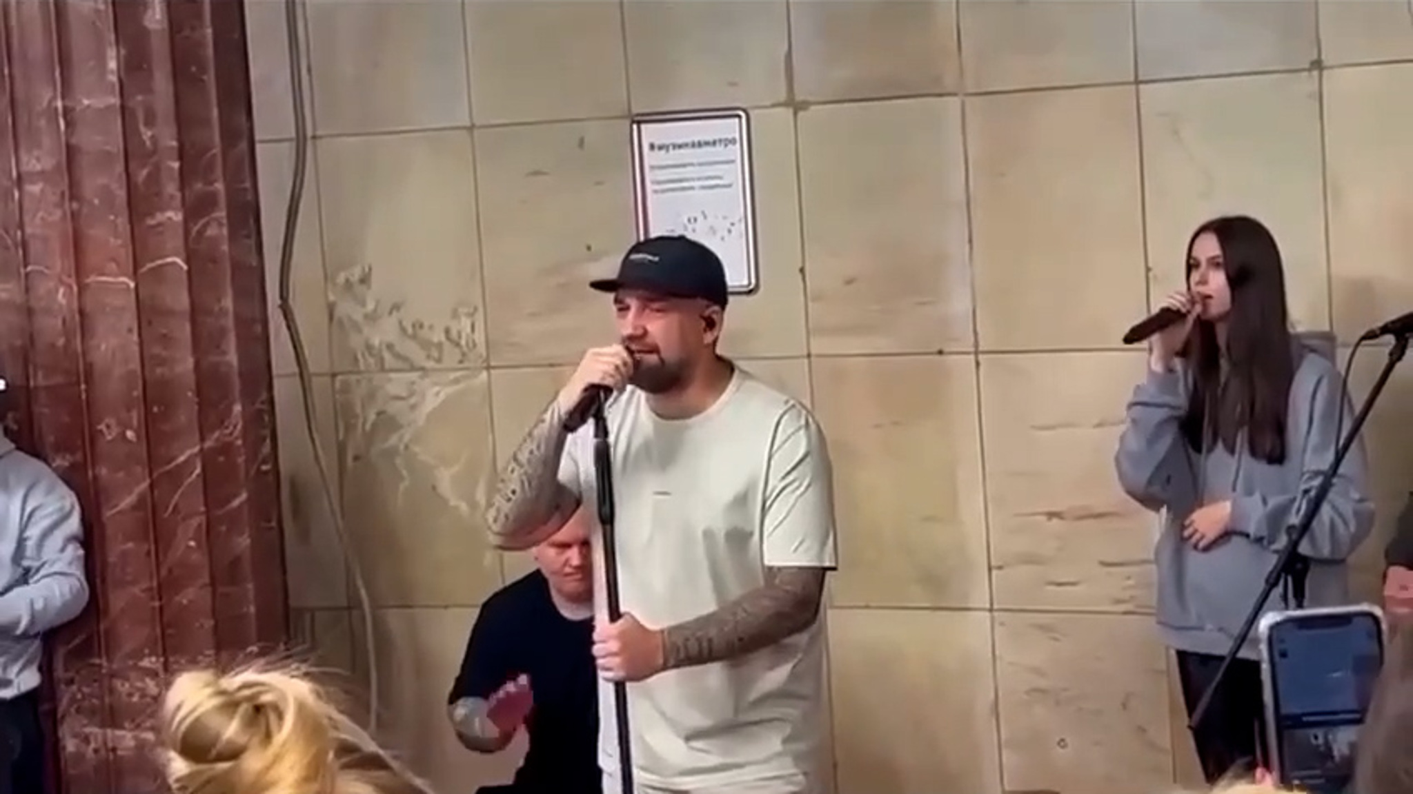 Баста спел "Сансару" в московском метро