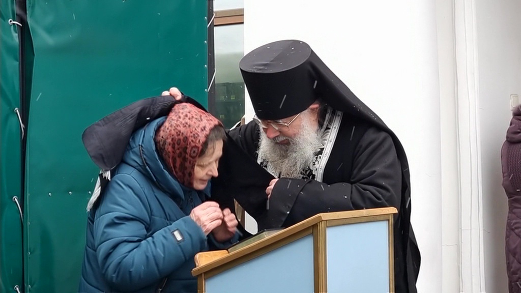 Сторонники УПЦ провели ночь в Киево-Печерской лавре