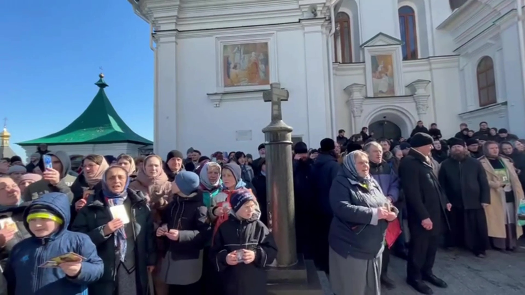 Верующие не пустили в Киево-Печерскую лавру инвентаризационную комиссию