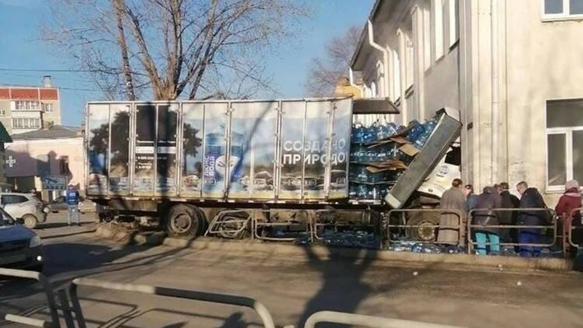 Грузовик с бутылками воды врезался в поликлинику в Миассе