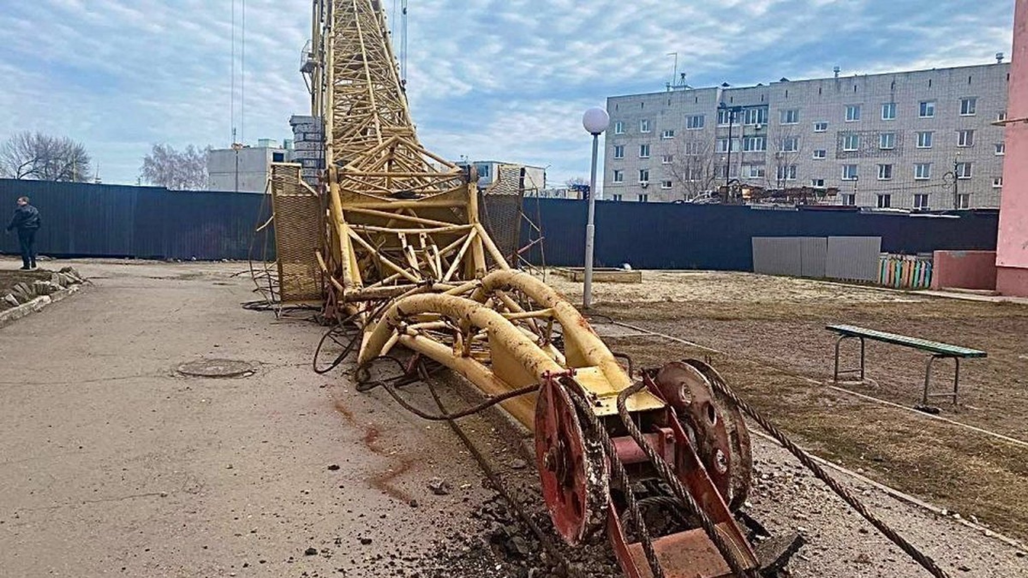 Момент падения подъемного крана в Ульяновске попал на видео