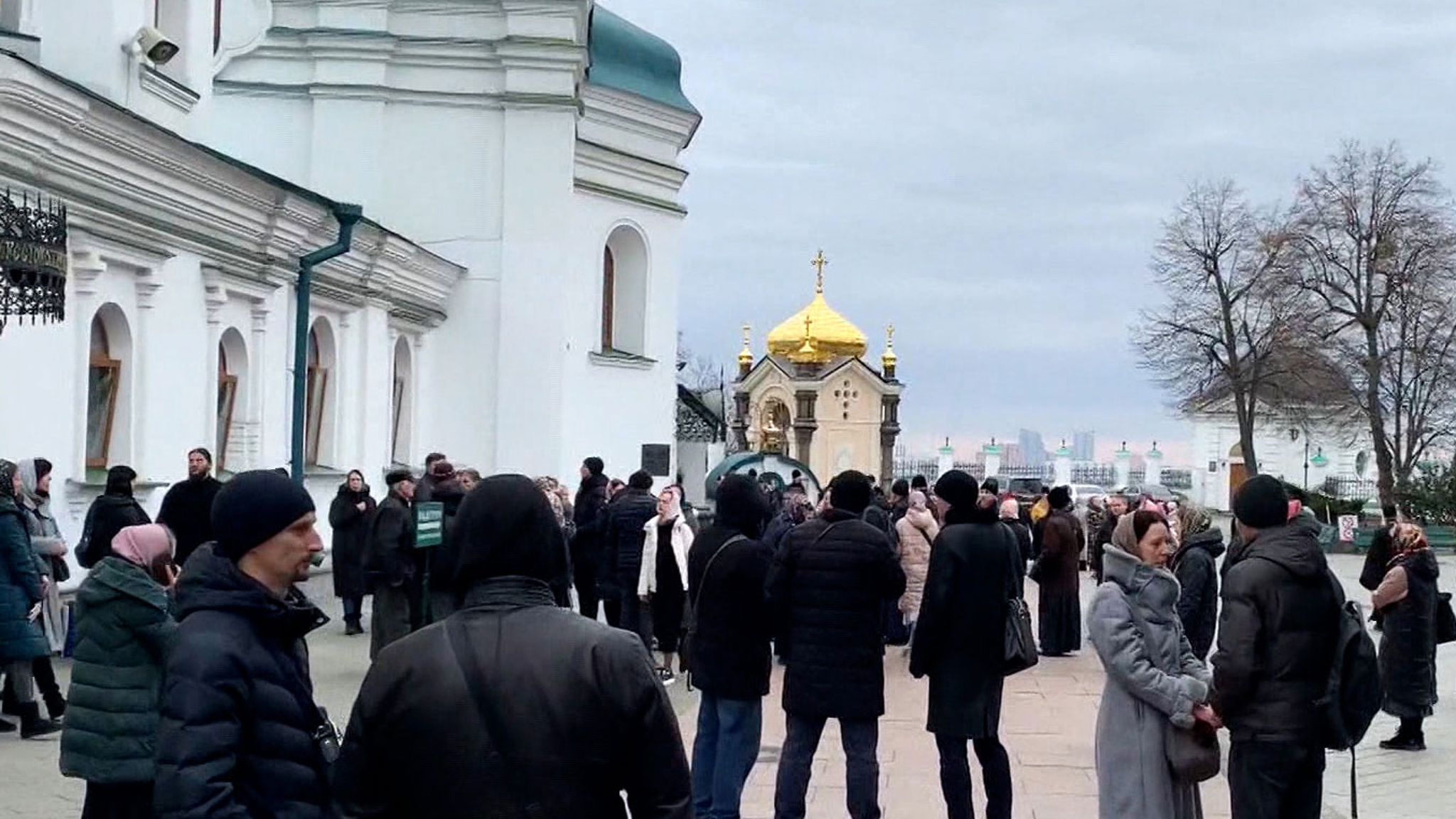 Прихожане Киево-Печерской лавры вновь не пустили комиссию Минкульта