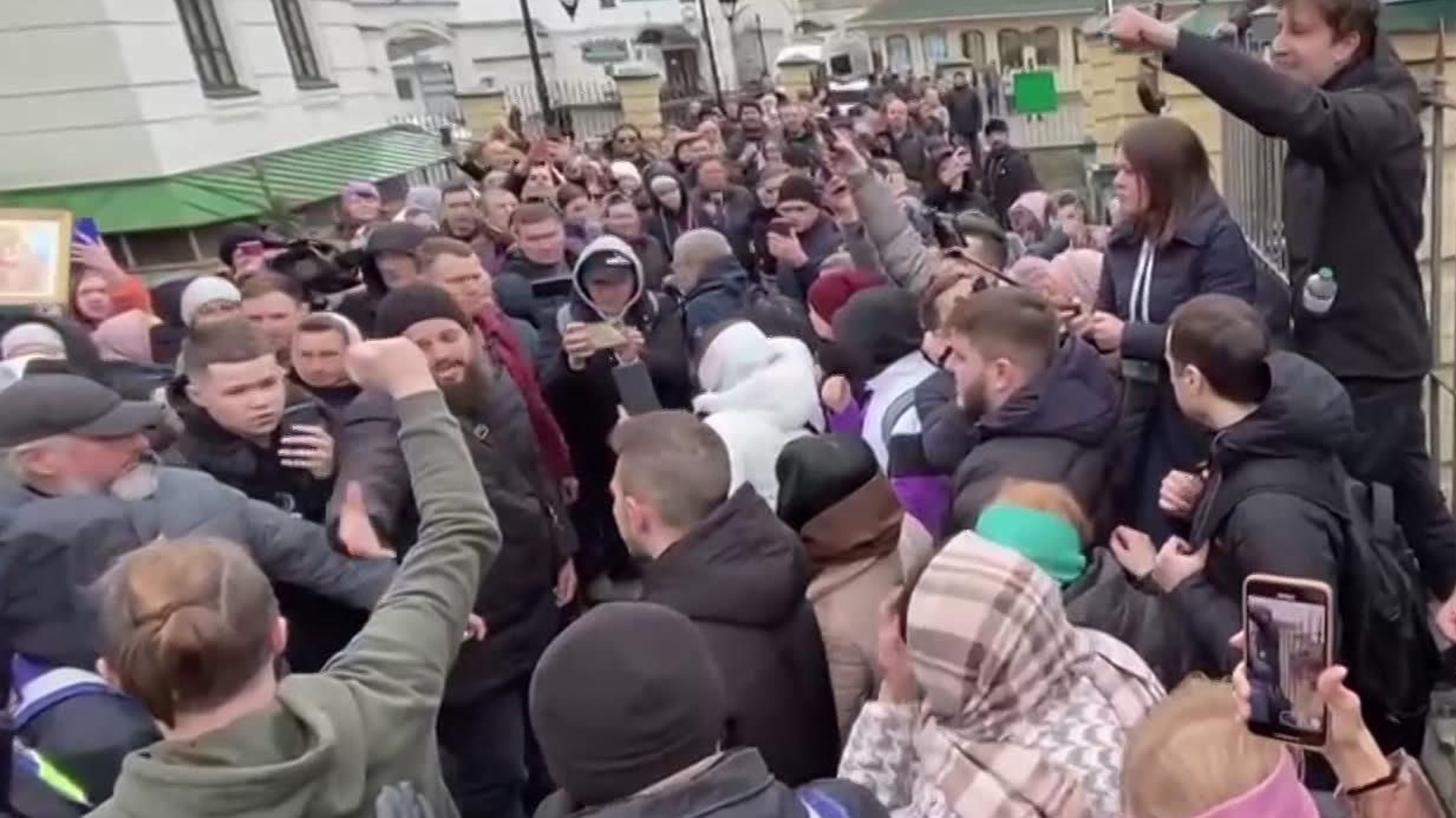 Монахи и верующие в Киево-Печерской лавре вновь отстаивают святыню