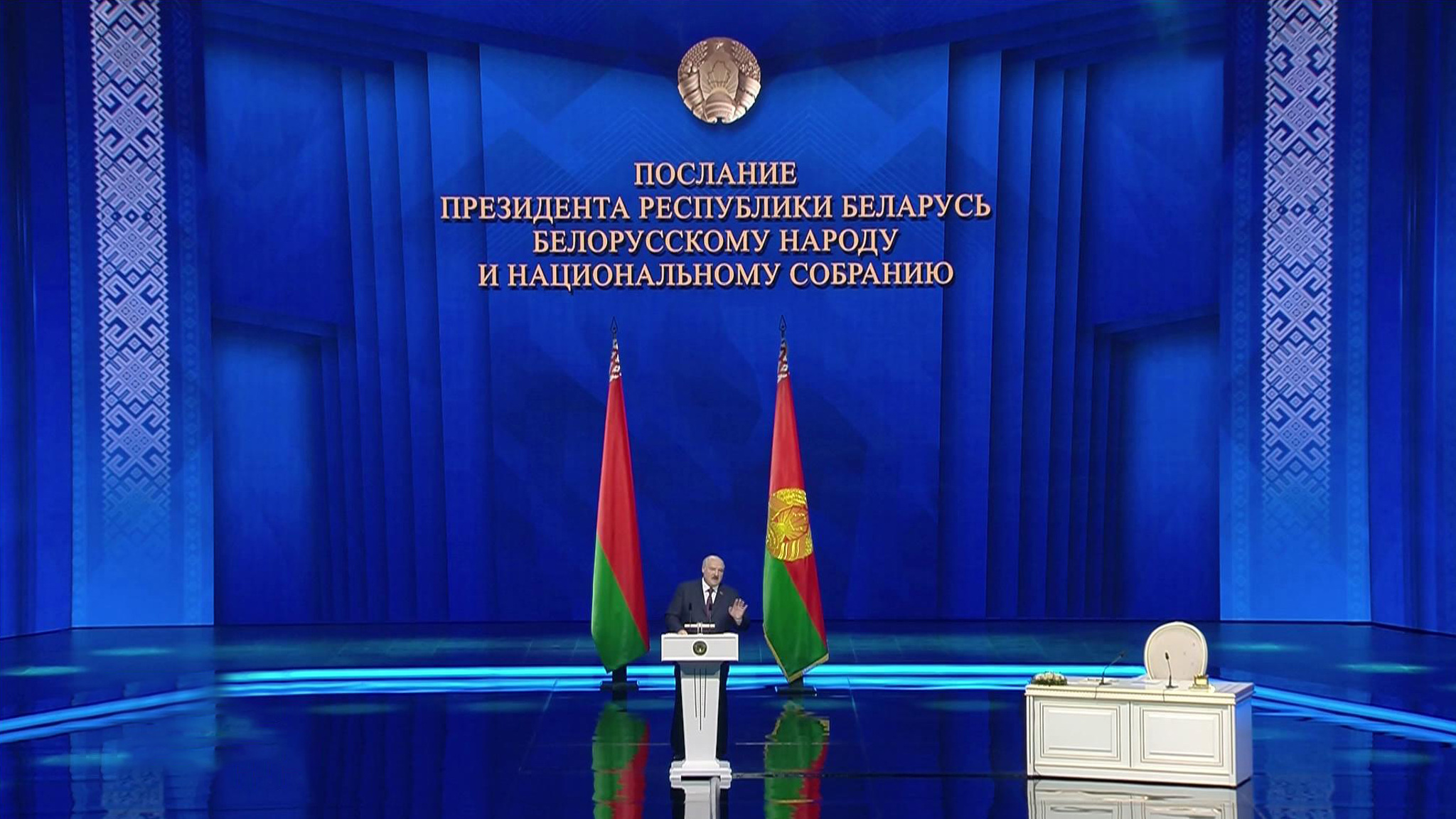 Лукашенко назвал "мерзкими людьми" просящих воевать с Путиным