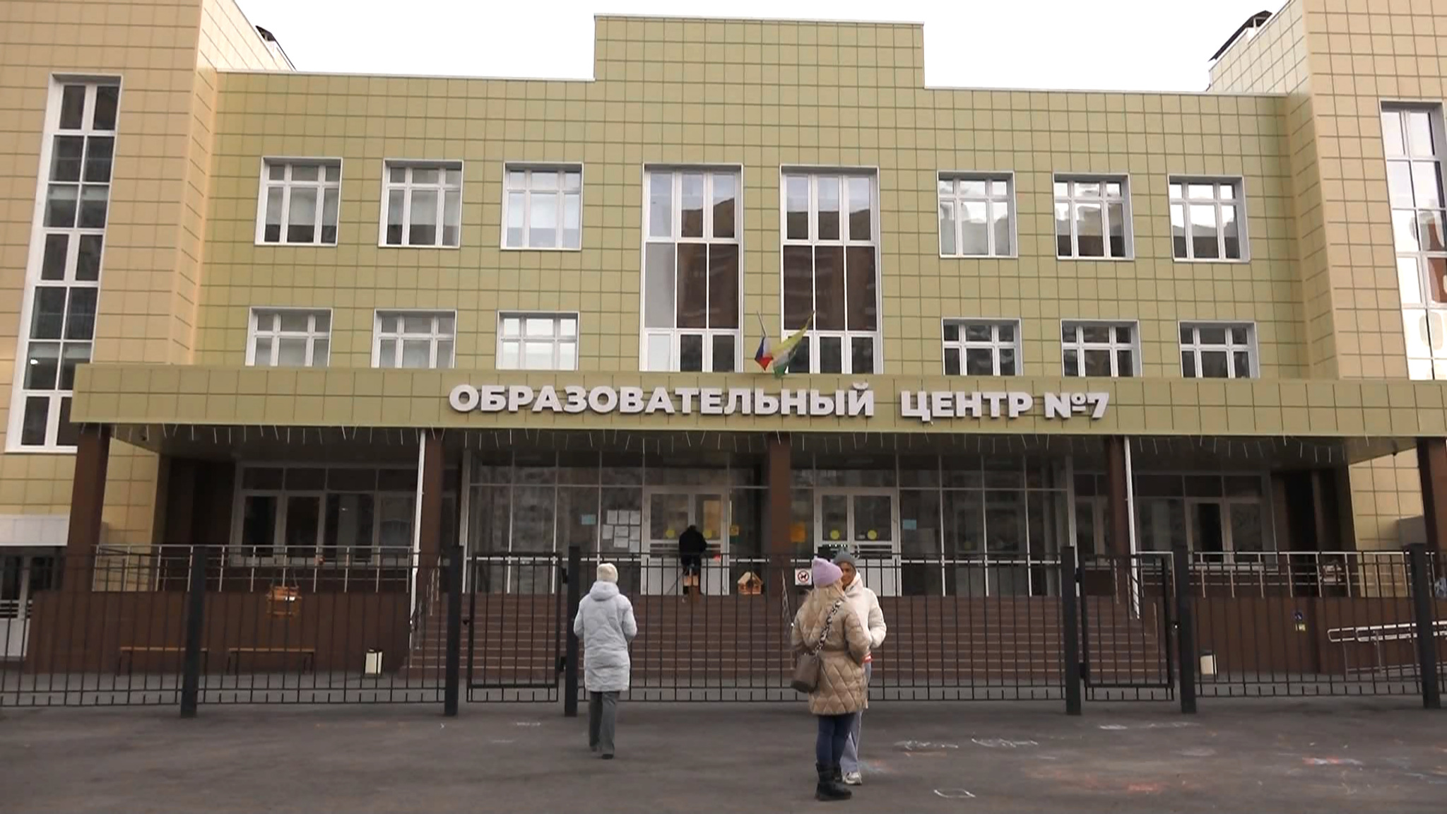 Запись в первый класс: как прошел нервный для родителей день в Челябинске