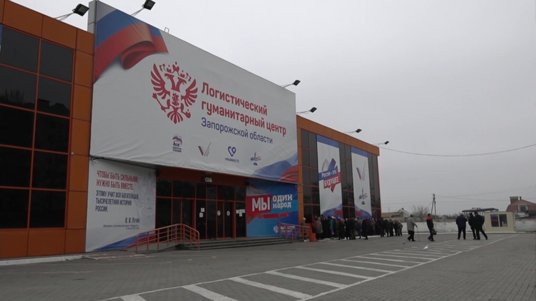 Жителям Запорожья доставляют продукты и вещи
