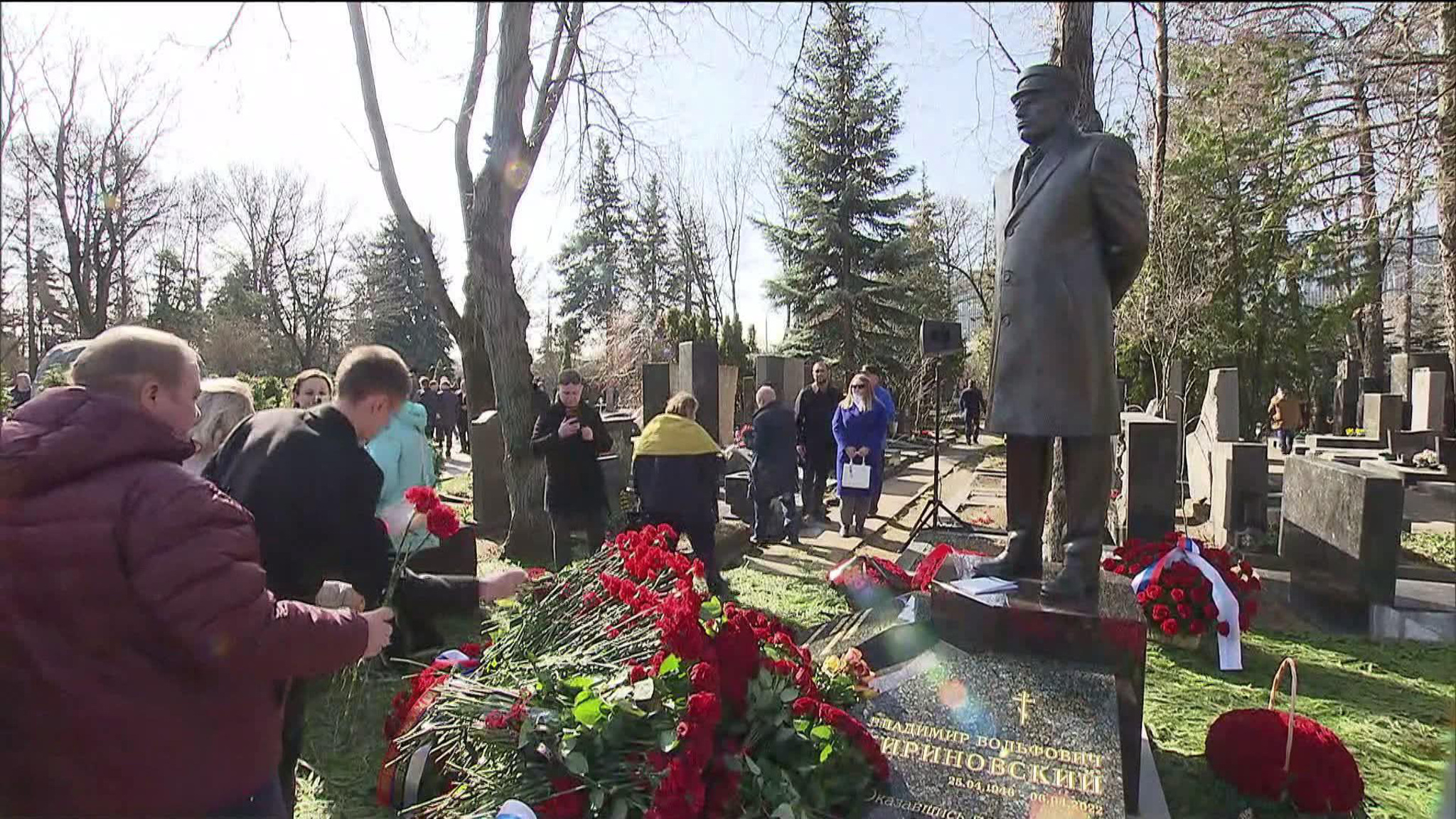 Памятник Владимиру Жириновскому открыли на Новодевичьем кладбище