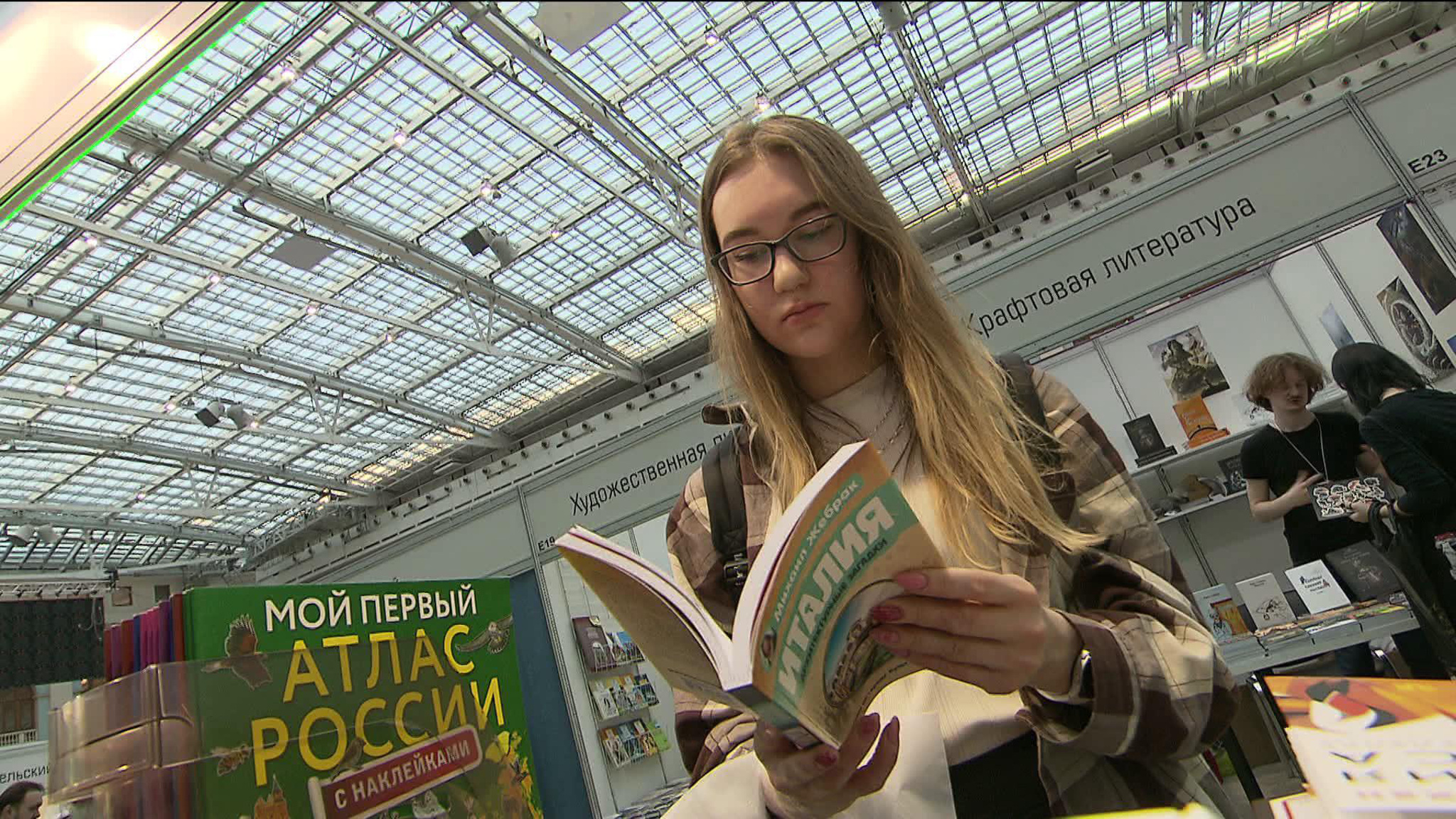 Ярмарка "Non/fiction Весна" открылась в Гостином дворе